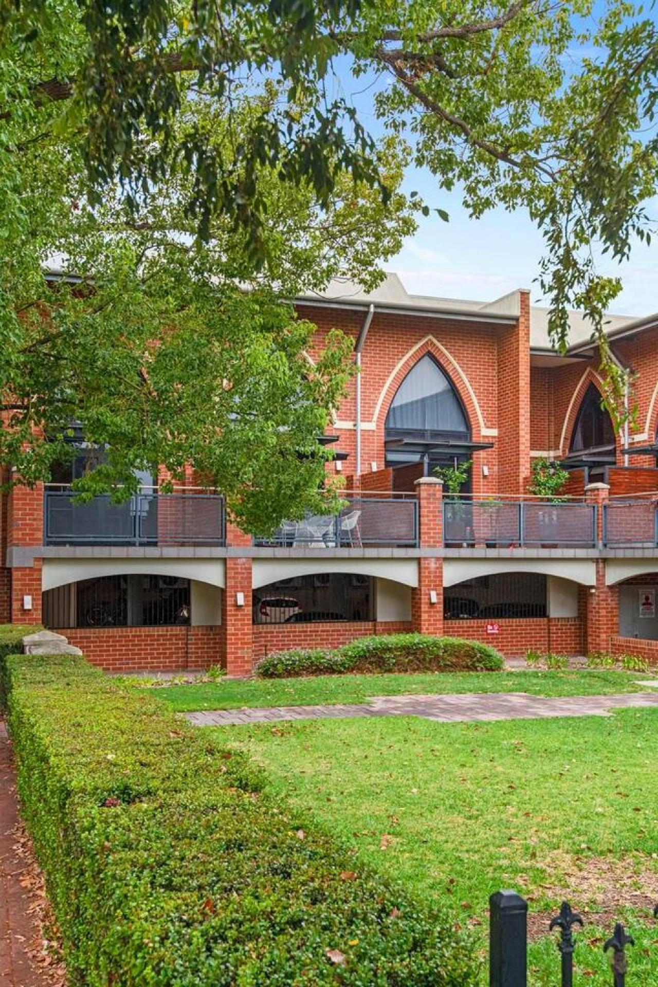 Contemporary Subi With Amenities *