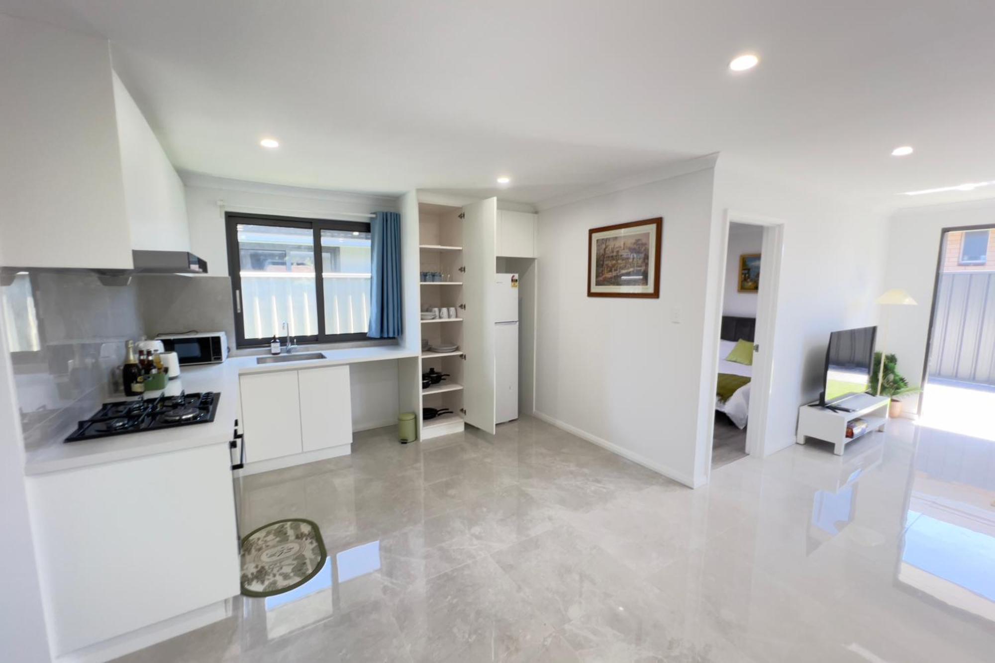 B2 Airport Adjacent - New Amenities & Fast Wi-fi Holiday home *