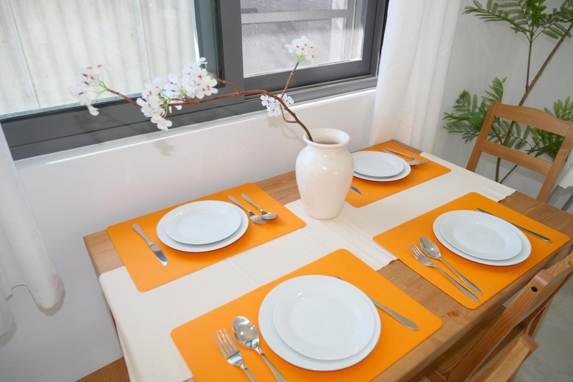 B2 Airport Adjacent - New Amenities & Fast Wi-fi Holiday home