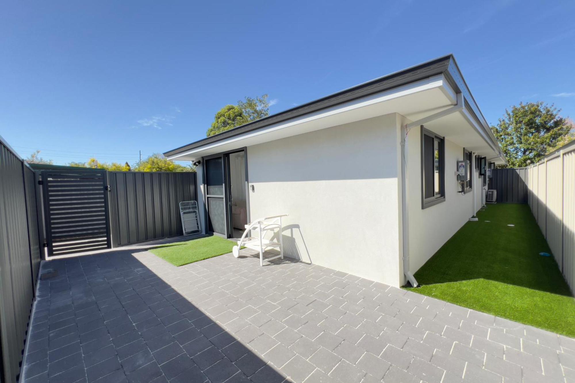 B2 Airport Adjacent - New Amenities & Fast Wi-fi Holiday home