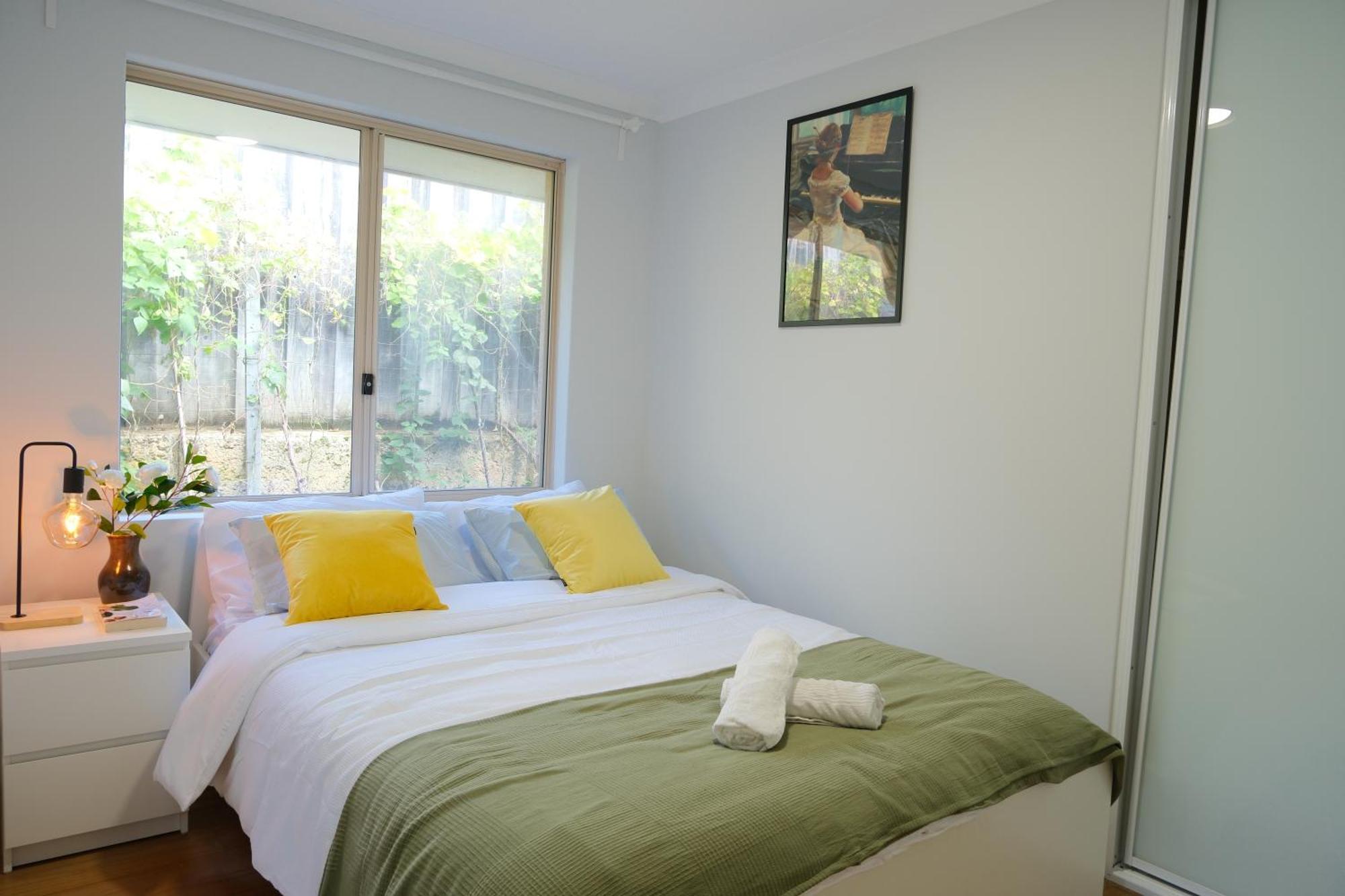 5br Serene Retreat - Park & Poolside Holiday home Perth
