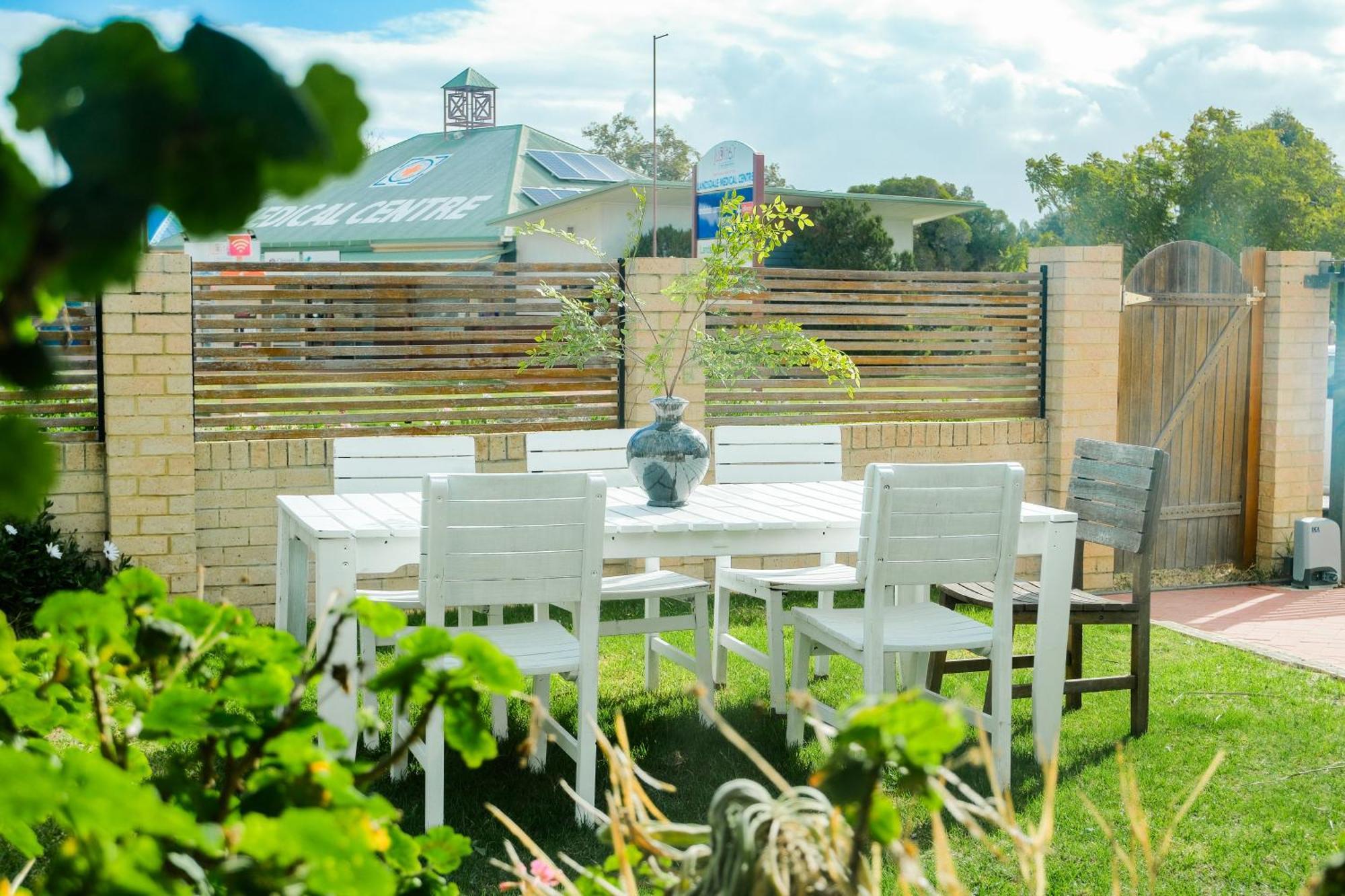 5br Serene Retreat - Park & Poolside Holiday home Perth