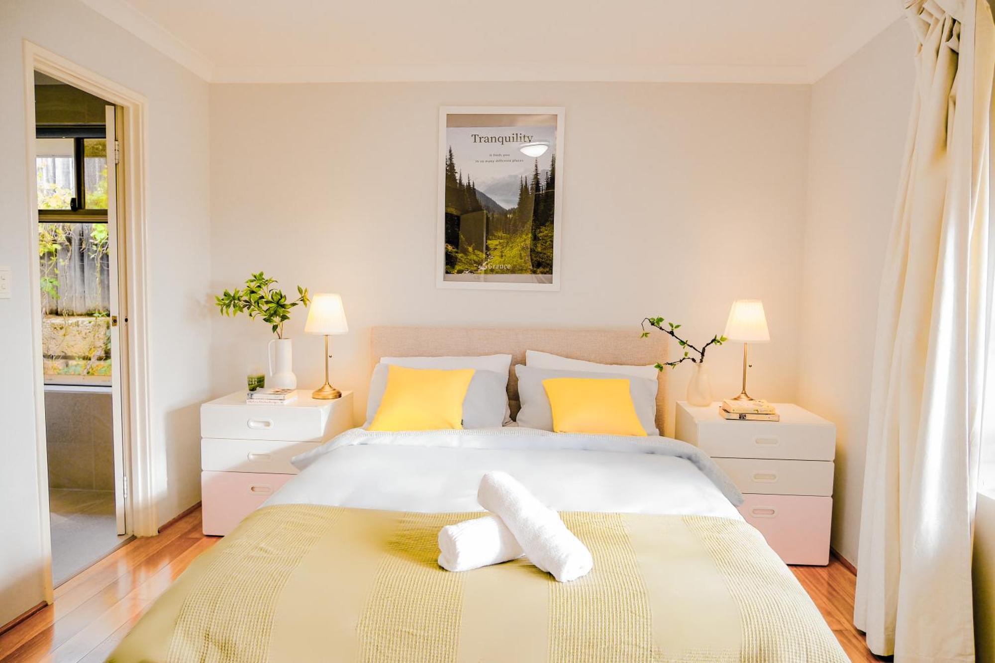 Holiday home 5br Serene Retreat - Park & Poolside Perth