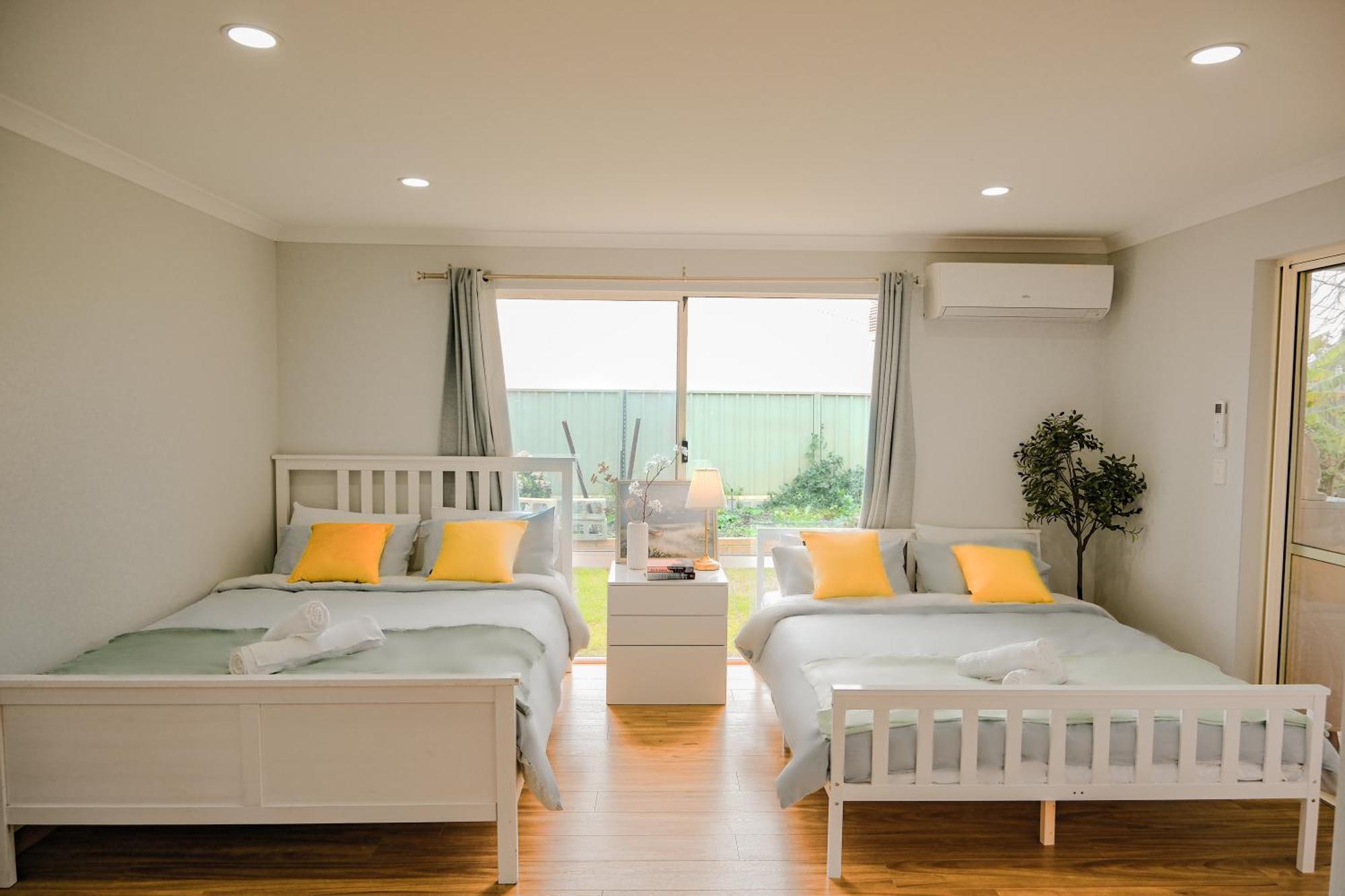 5br Serene Retreat - Park & Poolside Holiday home