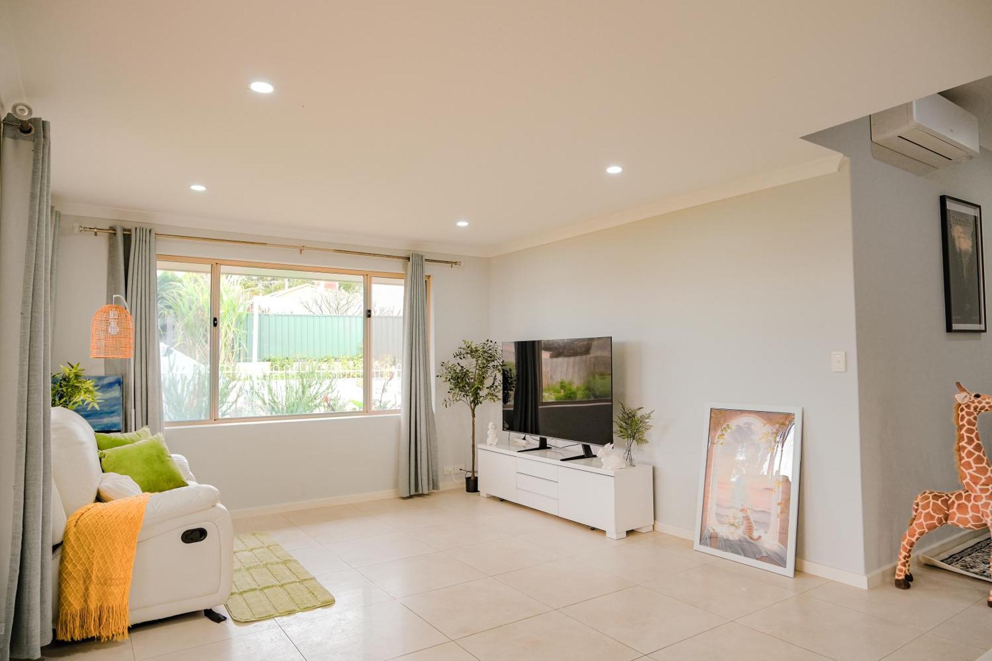 Holiday home 5br Serene Retreat - Park & Poolside Perth