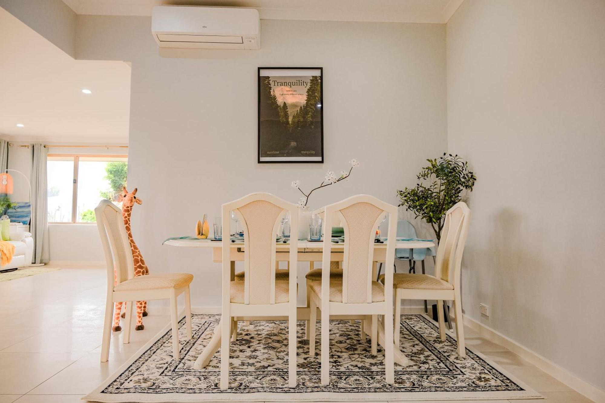 Holiday home 5br Serene Retreat - Park & Poolside Perth