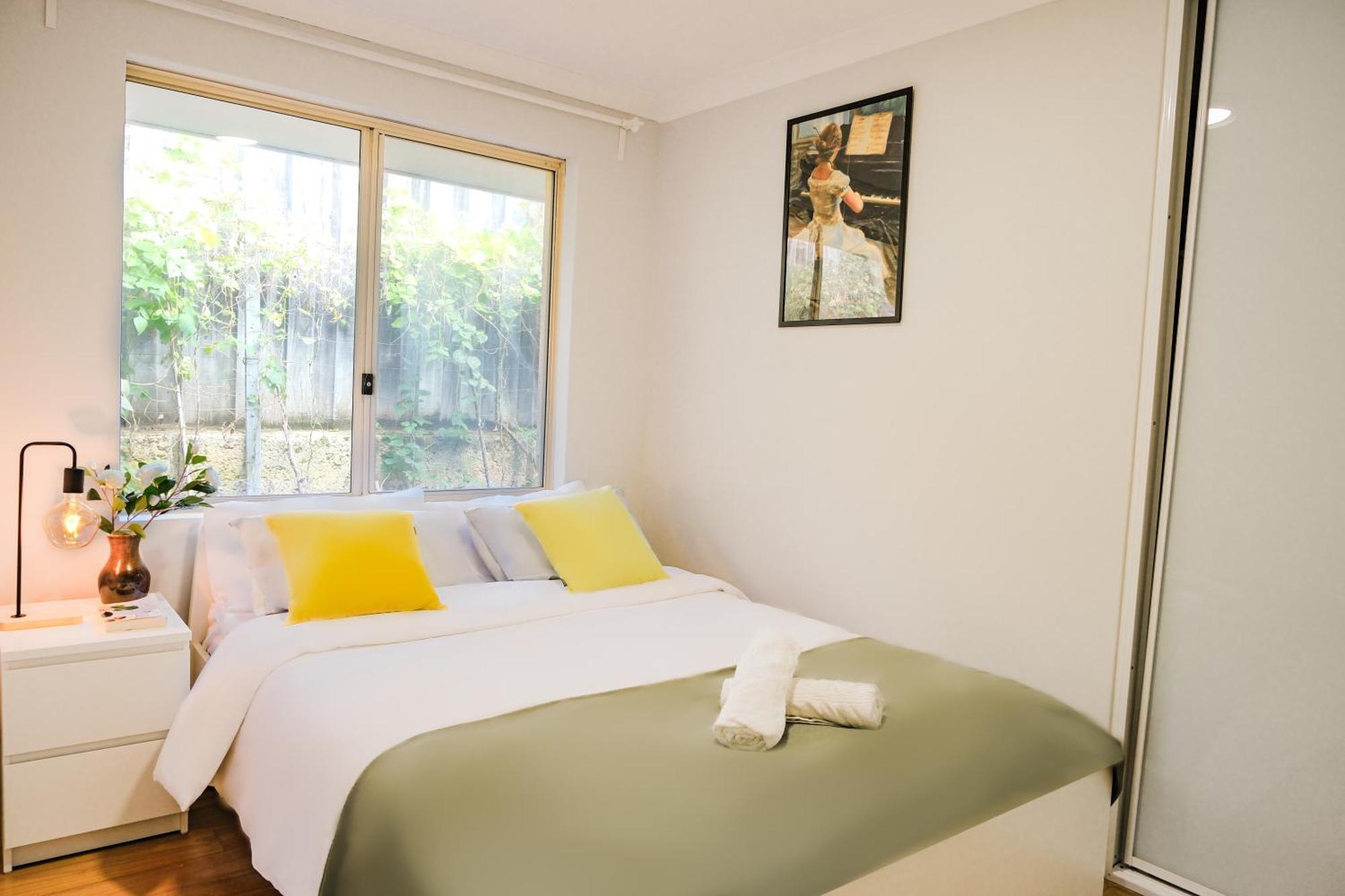 Holiday home 5br Serene Retreat - Park & Poolside Perth