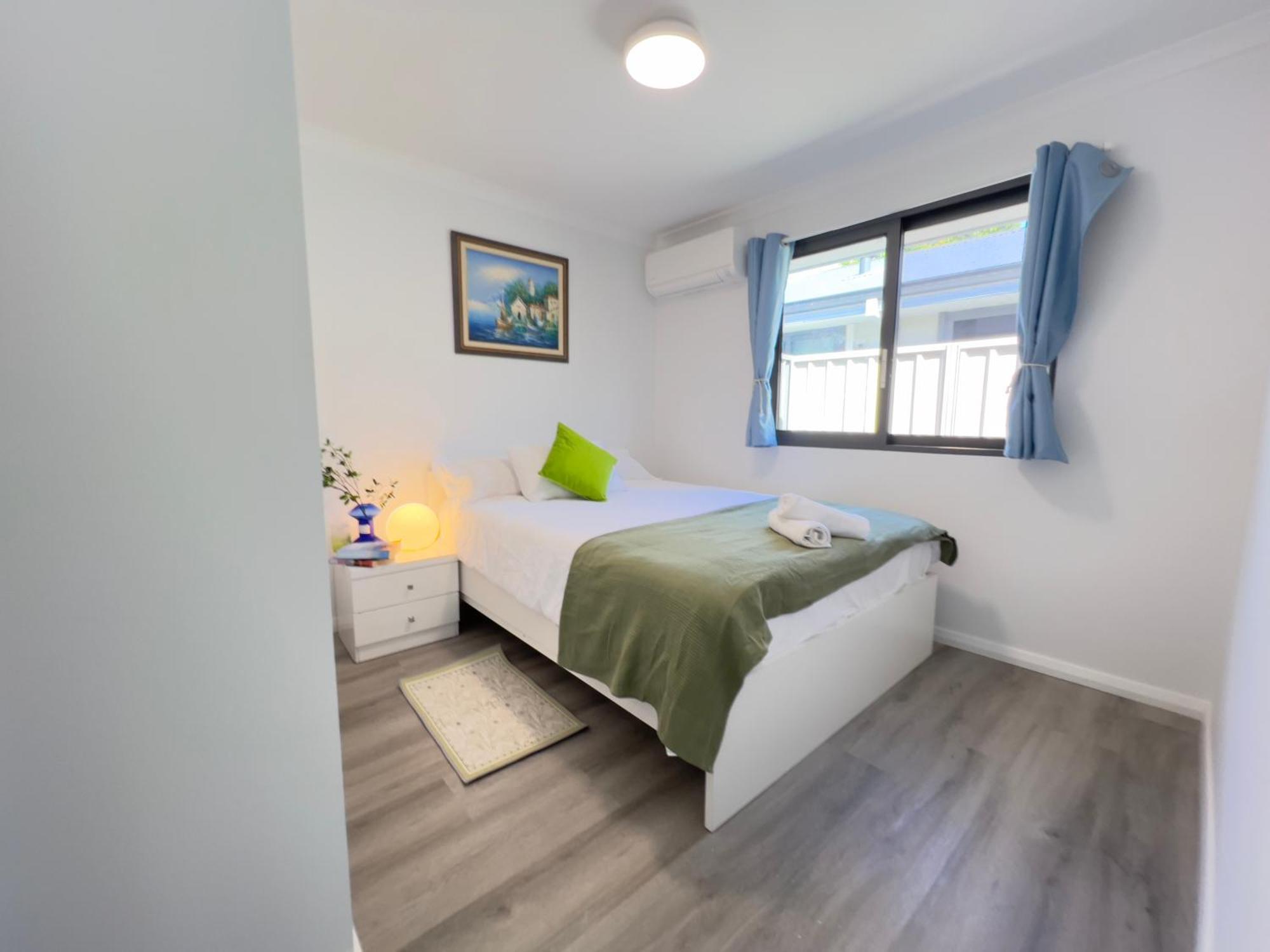B2 Airport Adjacent - New Amenities & Fast Wi-fi Holiday home *