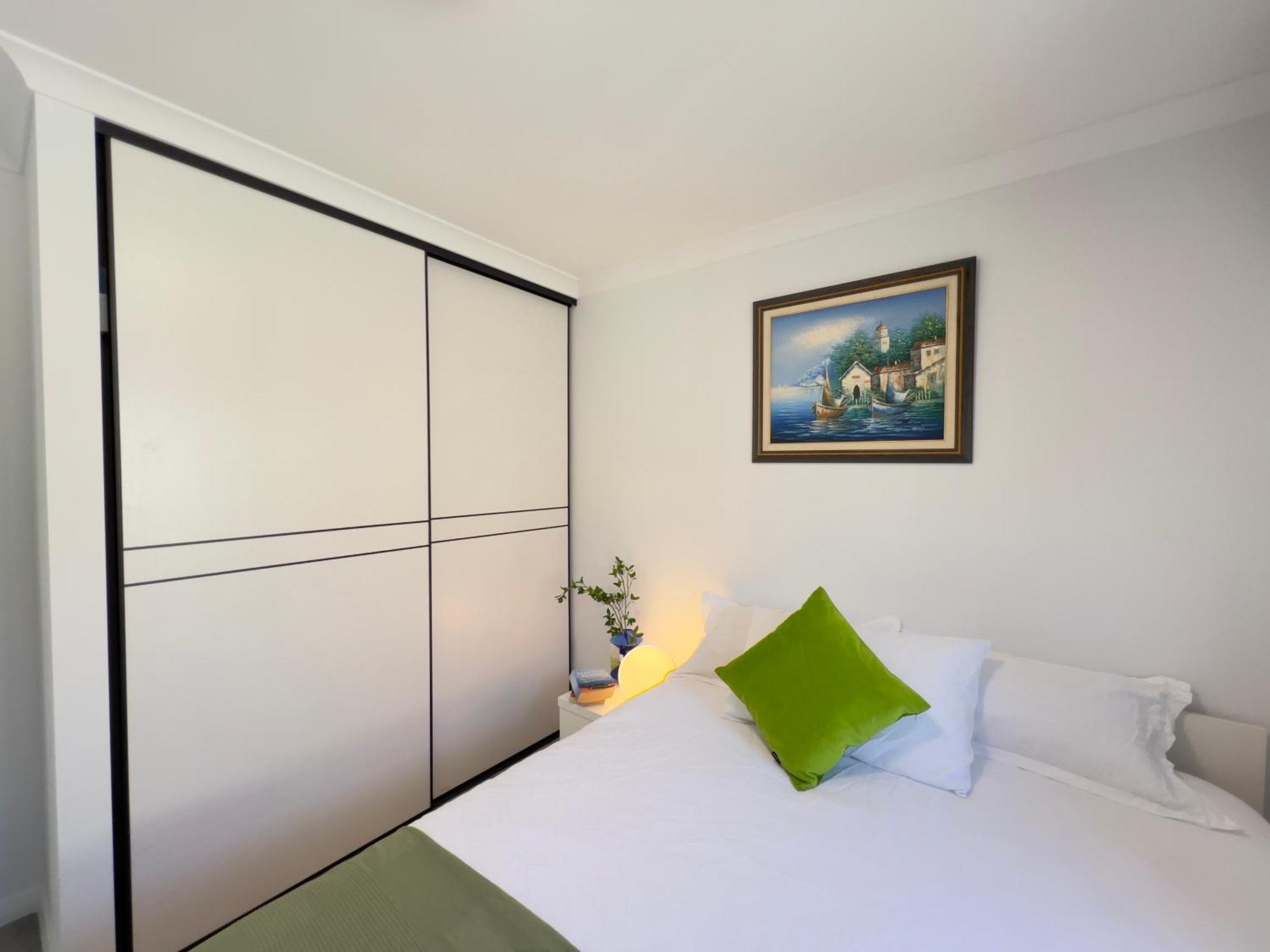 B2 Airport Adjacent - New Amenities & Fast Wi-fi Holiday home Perth