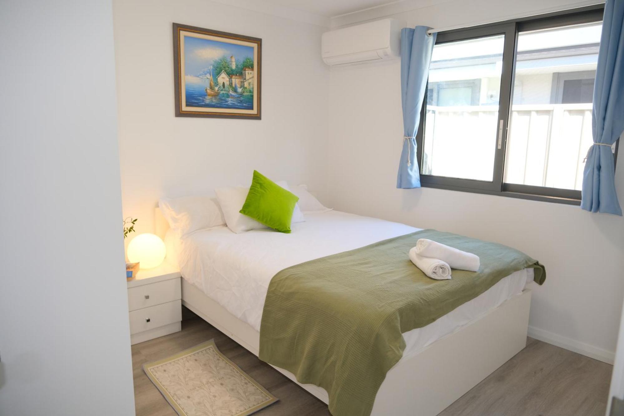 B2 Airport Adjacent - New Amenities & Fast Wi-fi Holiday home Perth