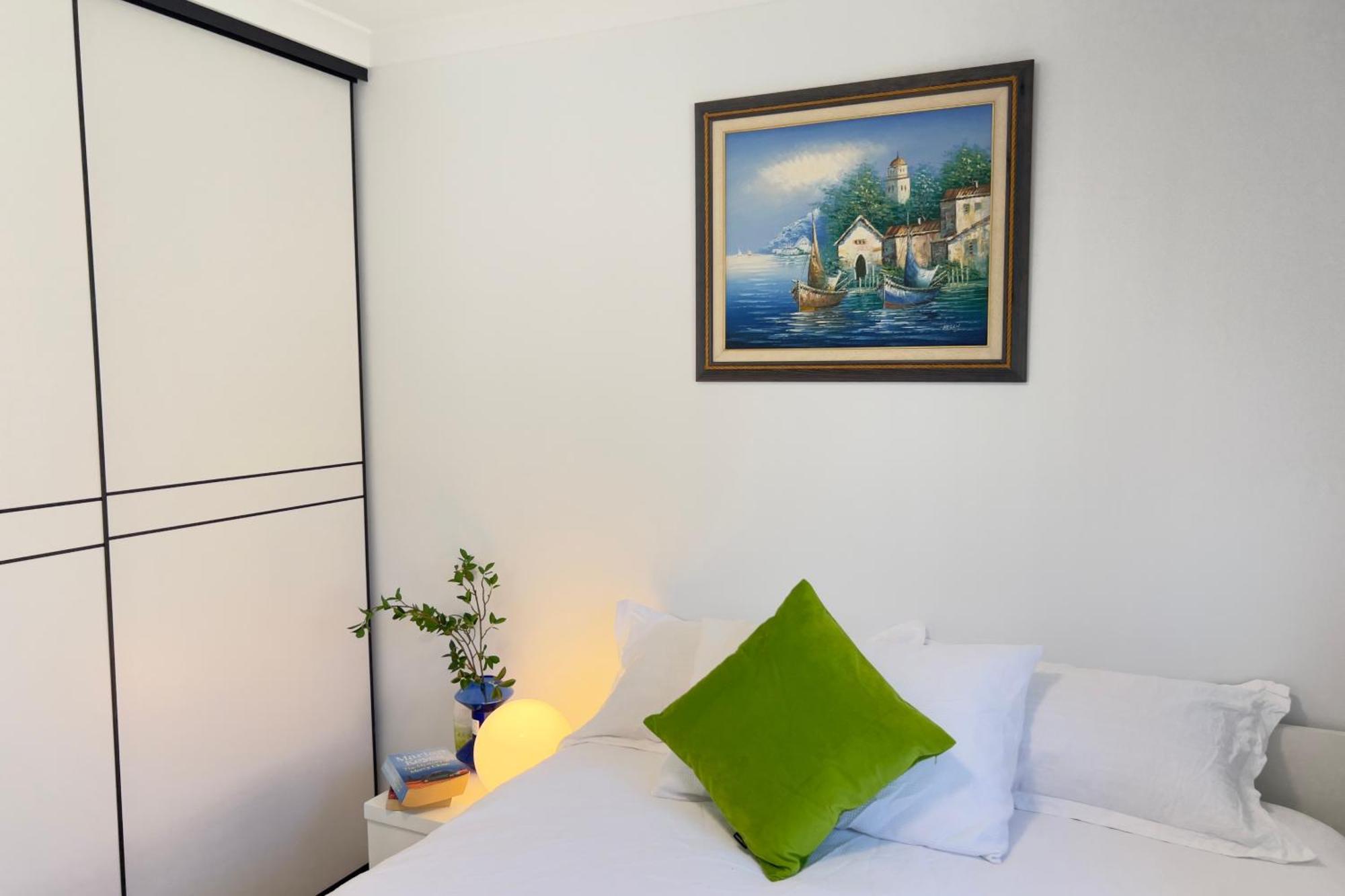Holiday home B2 Airport Adjacent - New Amenities & Fast Wi-fi Perth