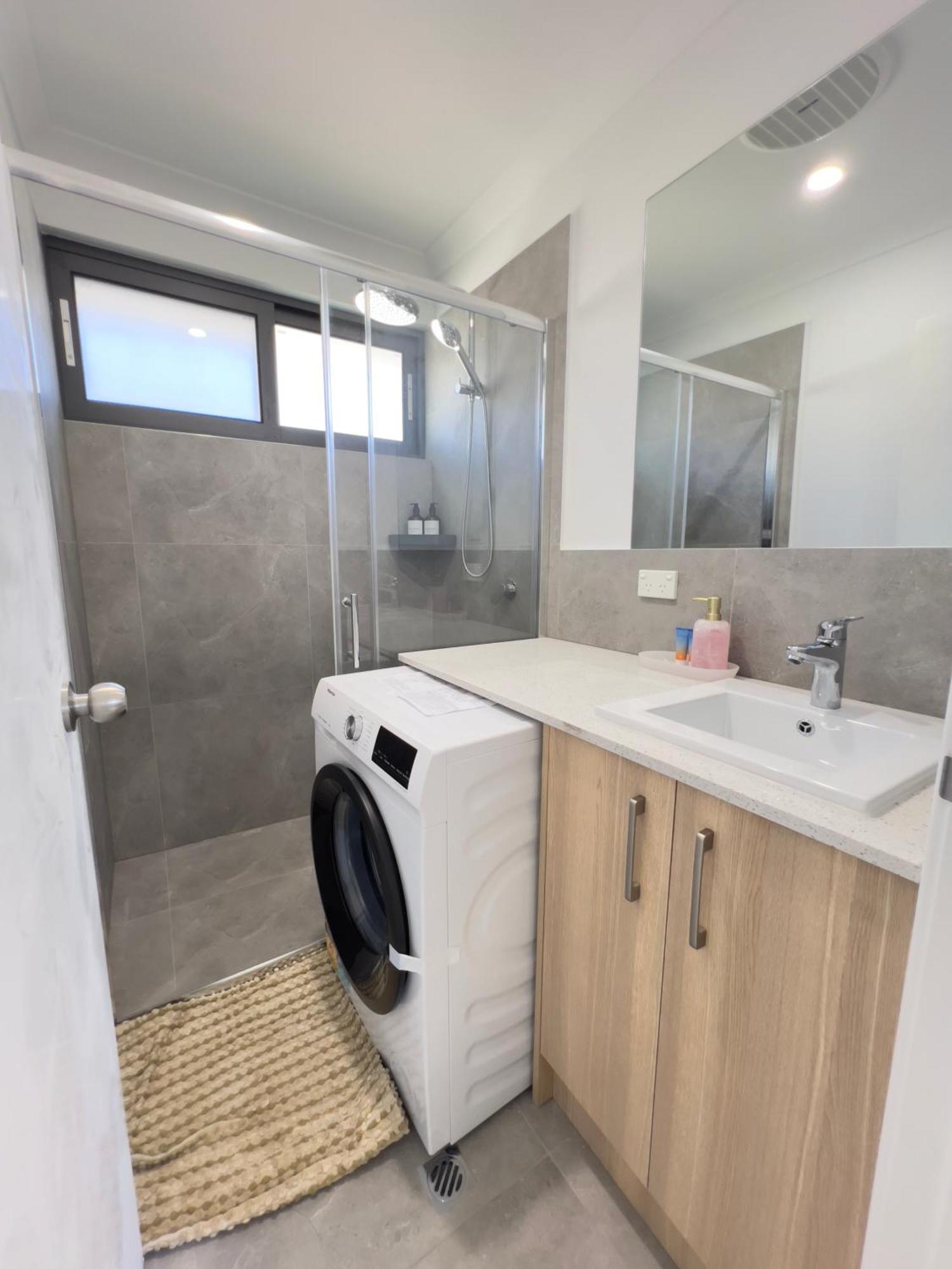 Holiday home B2 Airport Adjacent - New Amenities & Fast Wi-fi *