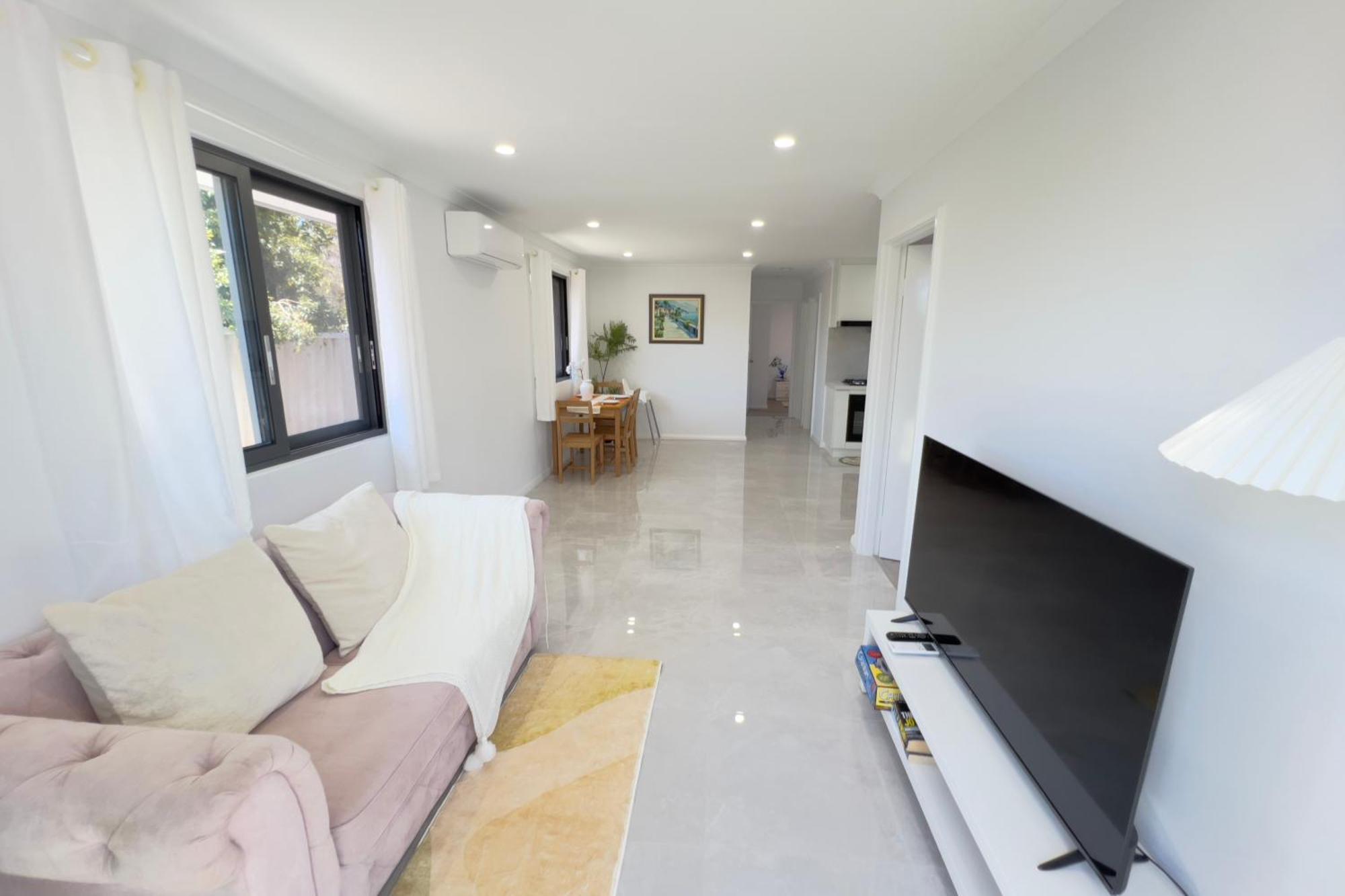 B2 Airport Adjacent - New Amenities & Fast Wi-fi Holiday home