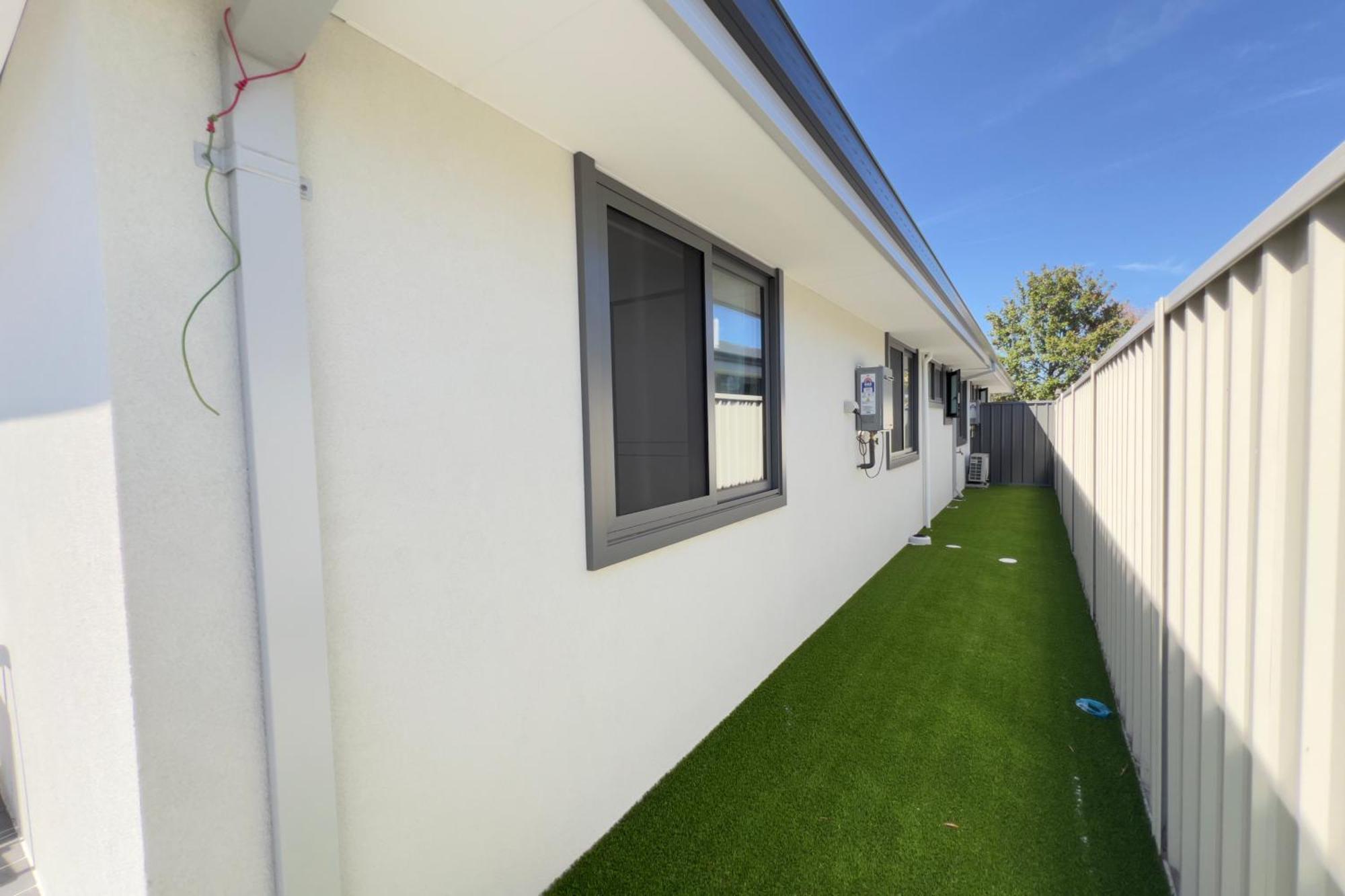 B2 Airport Adjacent - New Amenities & Fast Wi-fi Holiday home *