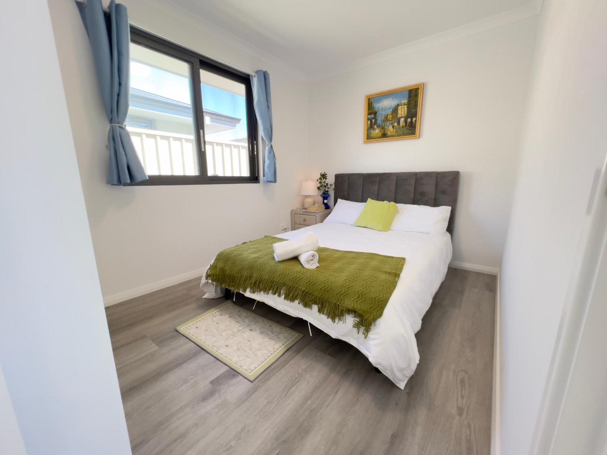 B2 Airport Adjacent - New Amenities & Fast Wi-fi Holiday home Perth