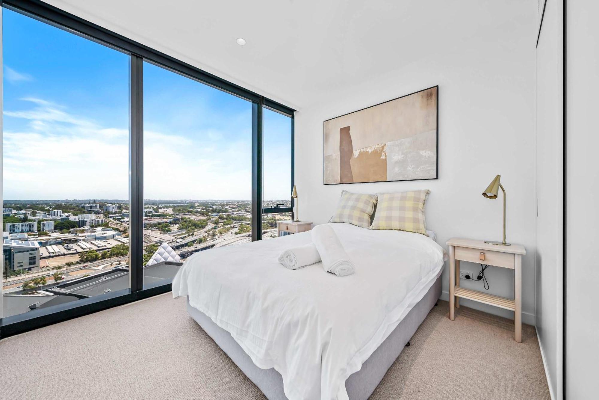 Brand New Luxurious 3 Bedroom Cbd Apartment *