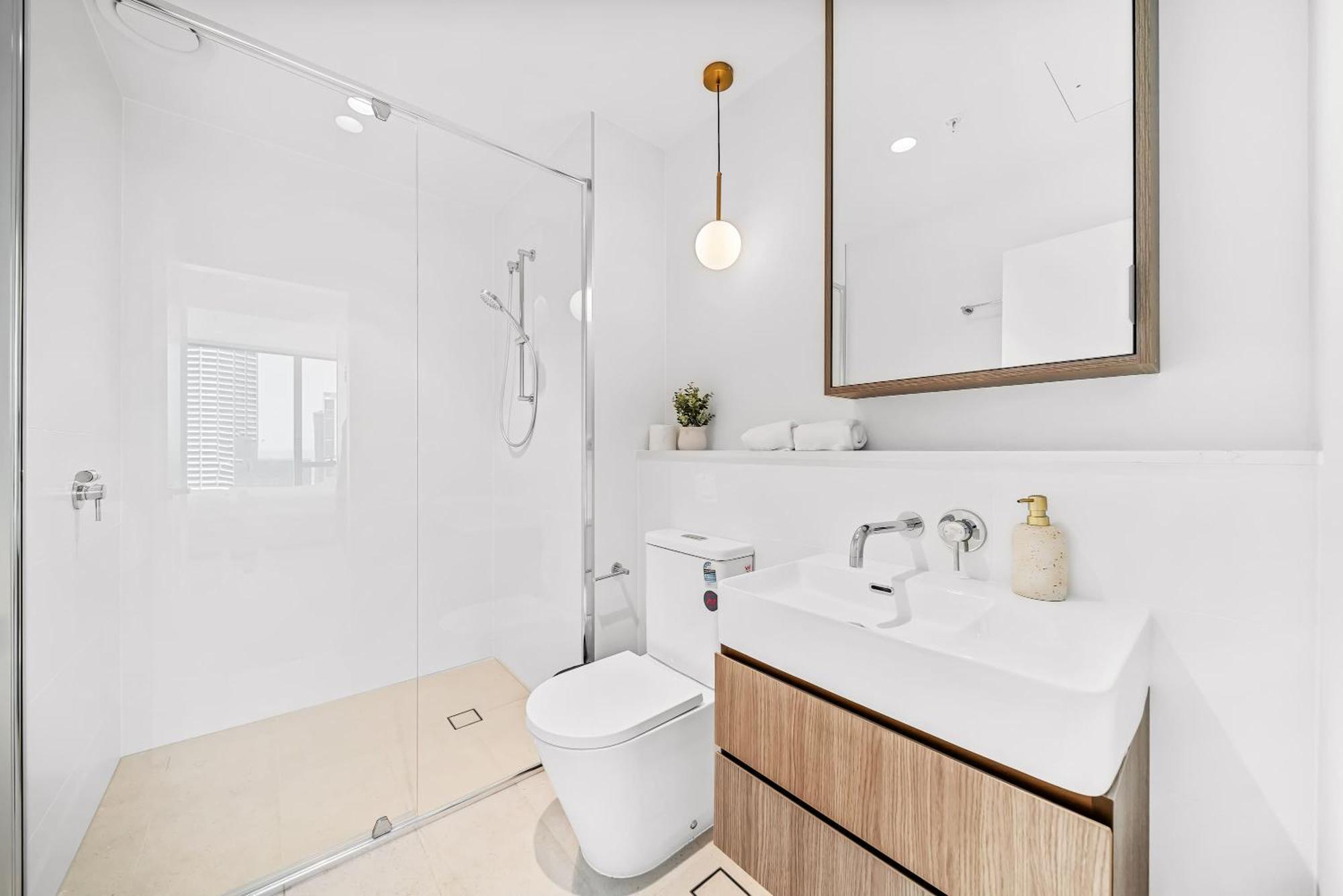 Brand New Luxurious 3 Bedroom Cbd Apartment