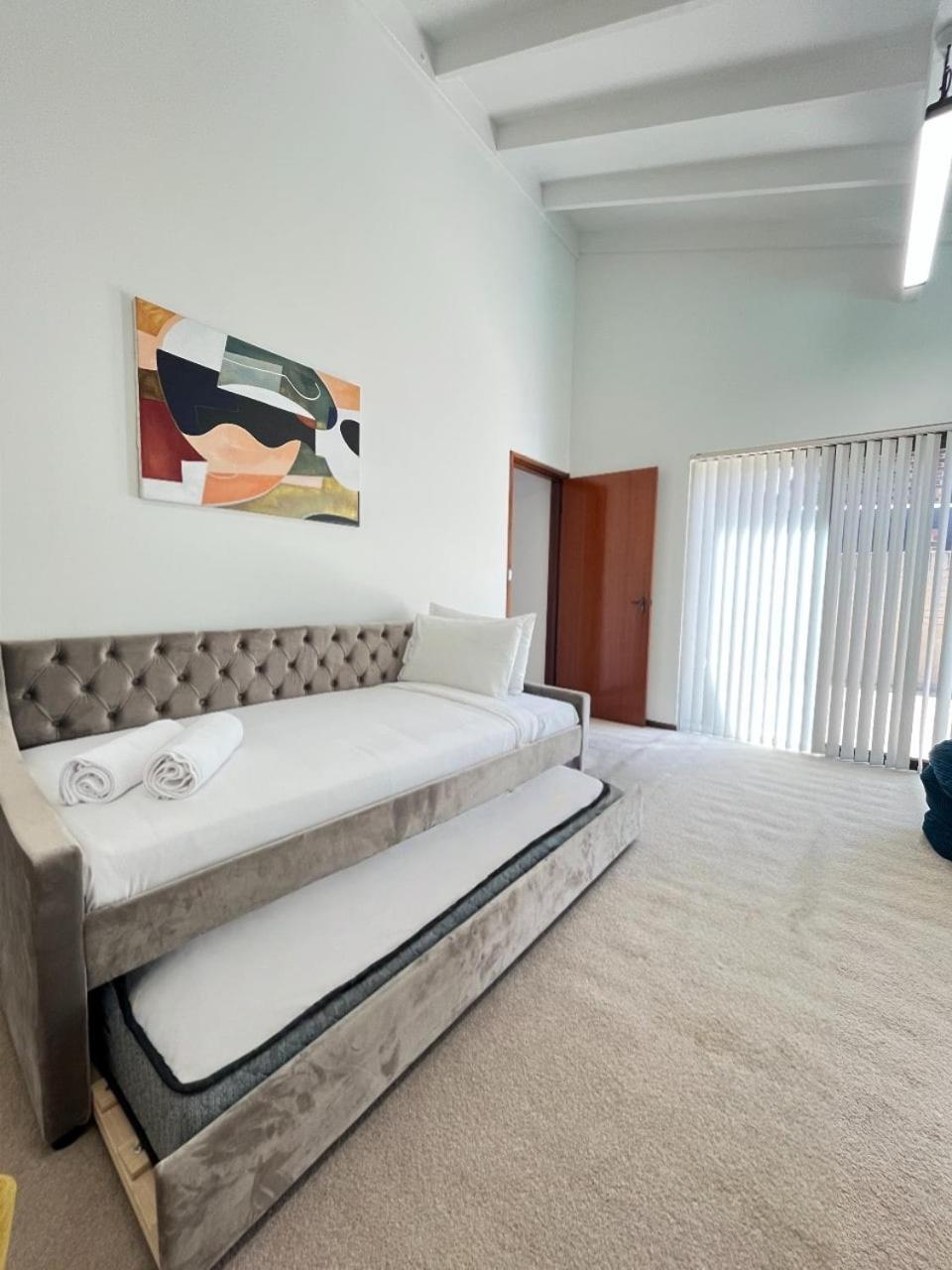 17 Rare Urban Style 4br Nedlands &pool