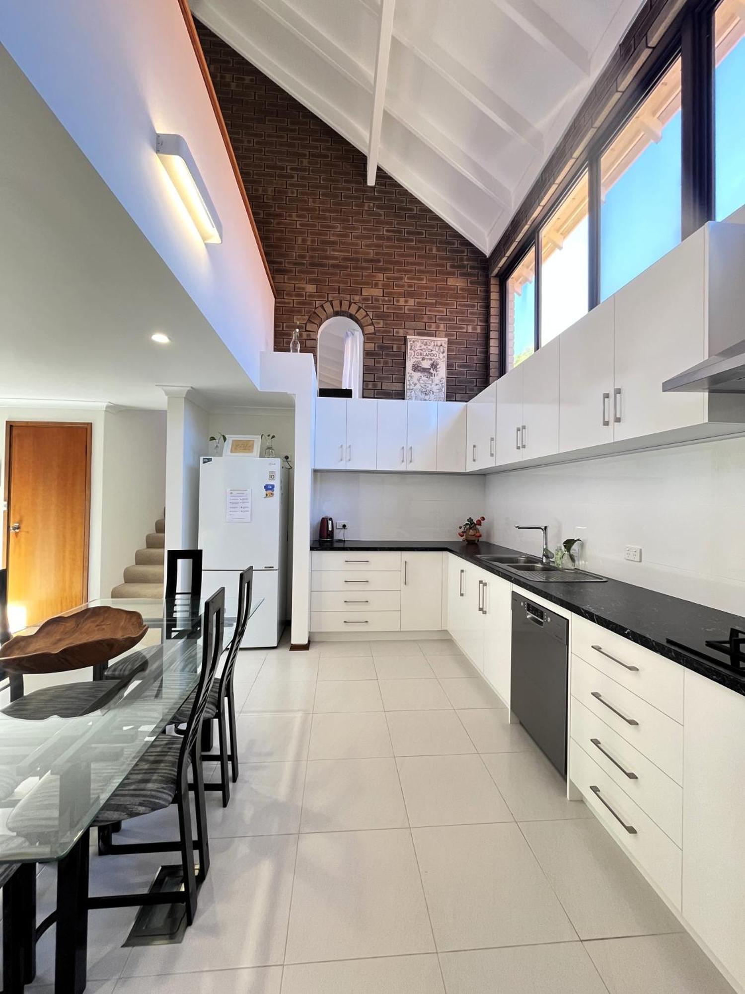 17 Rare Urban Style 4br Nedlands &pool * Perth