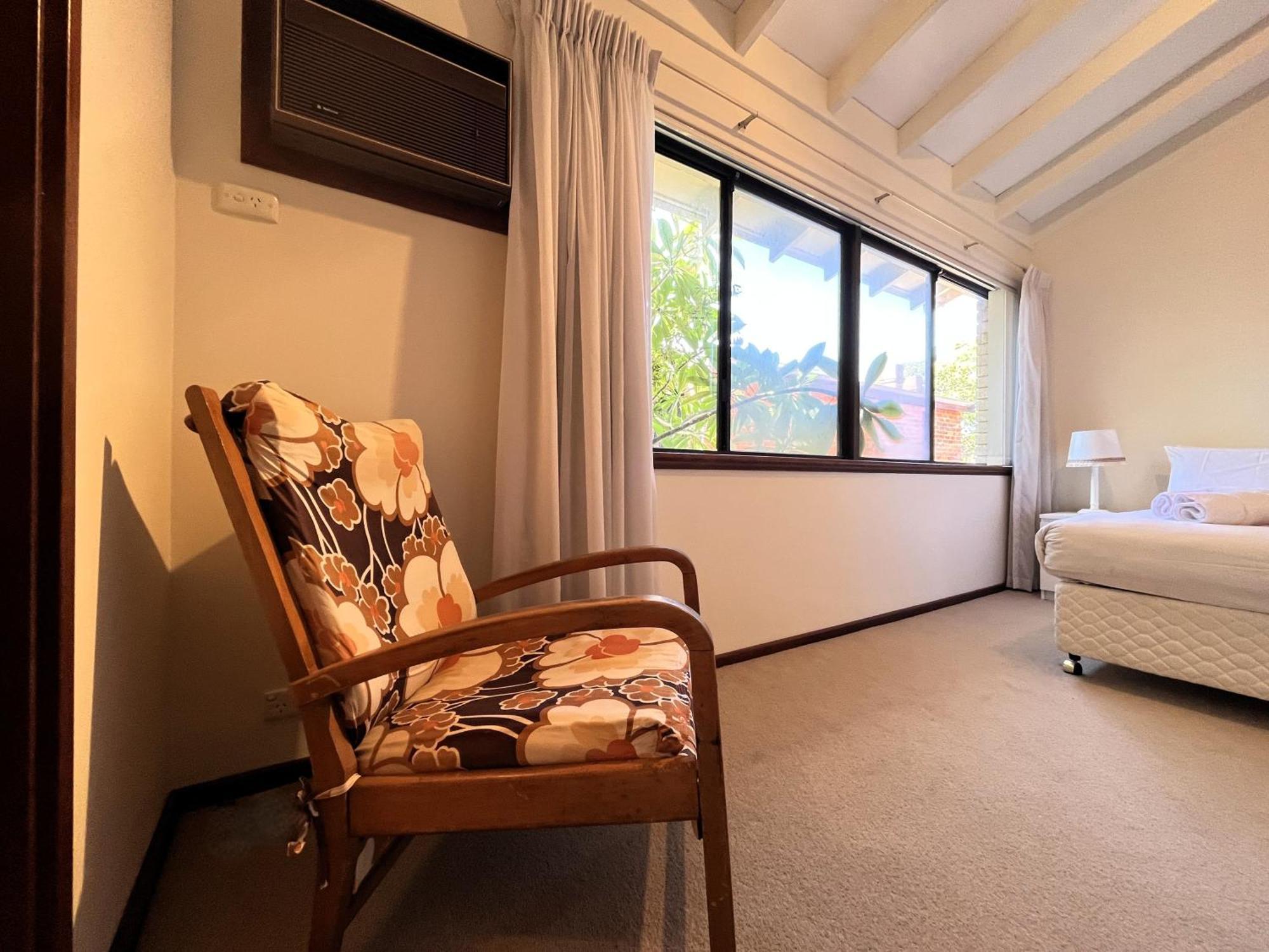 17 Rare Urban Style 4br Nedlands &pool