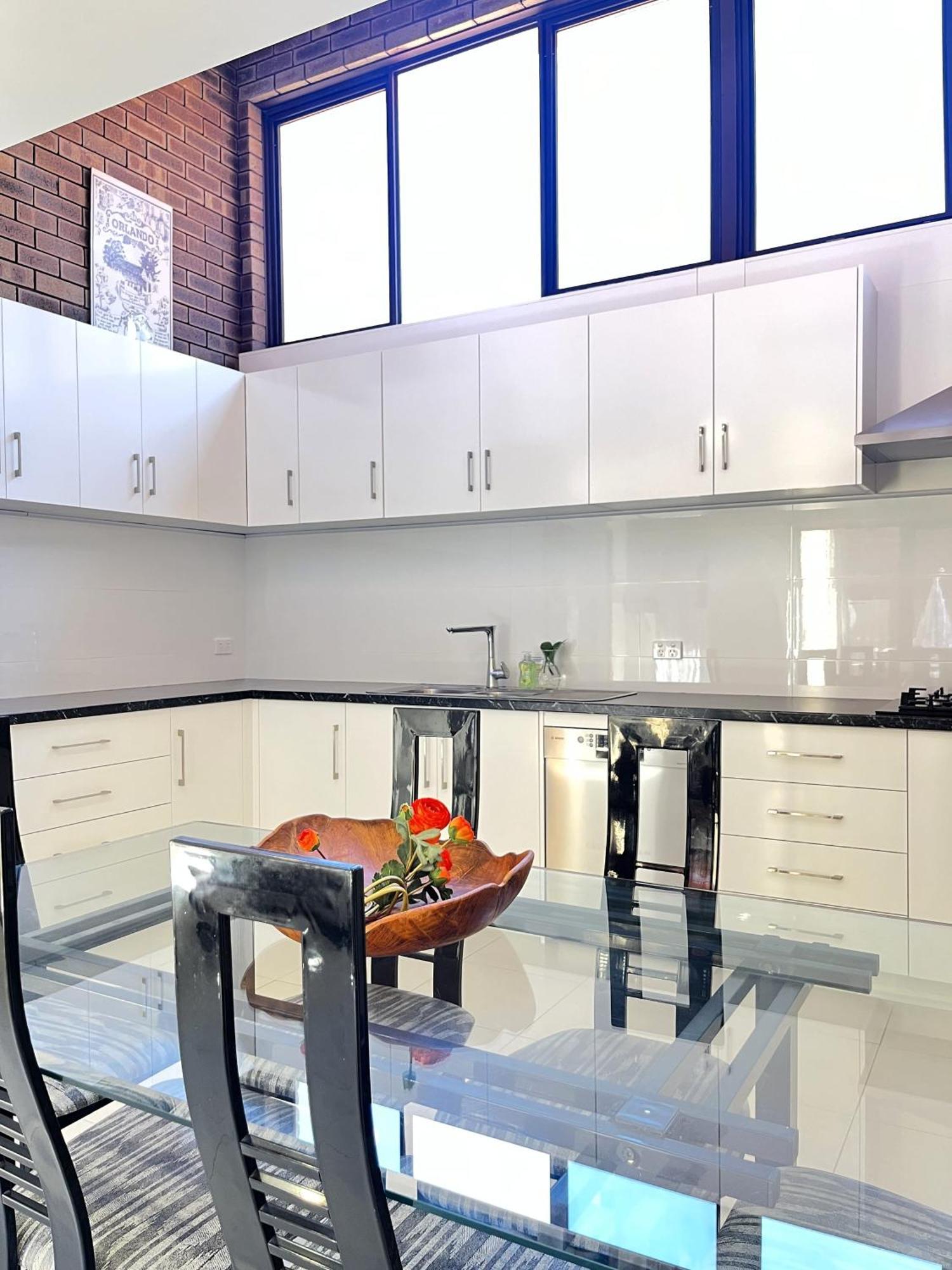 Holiday home 17 Rare Urban Style 4br Nedlands &pool