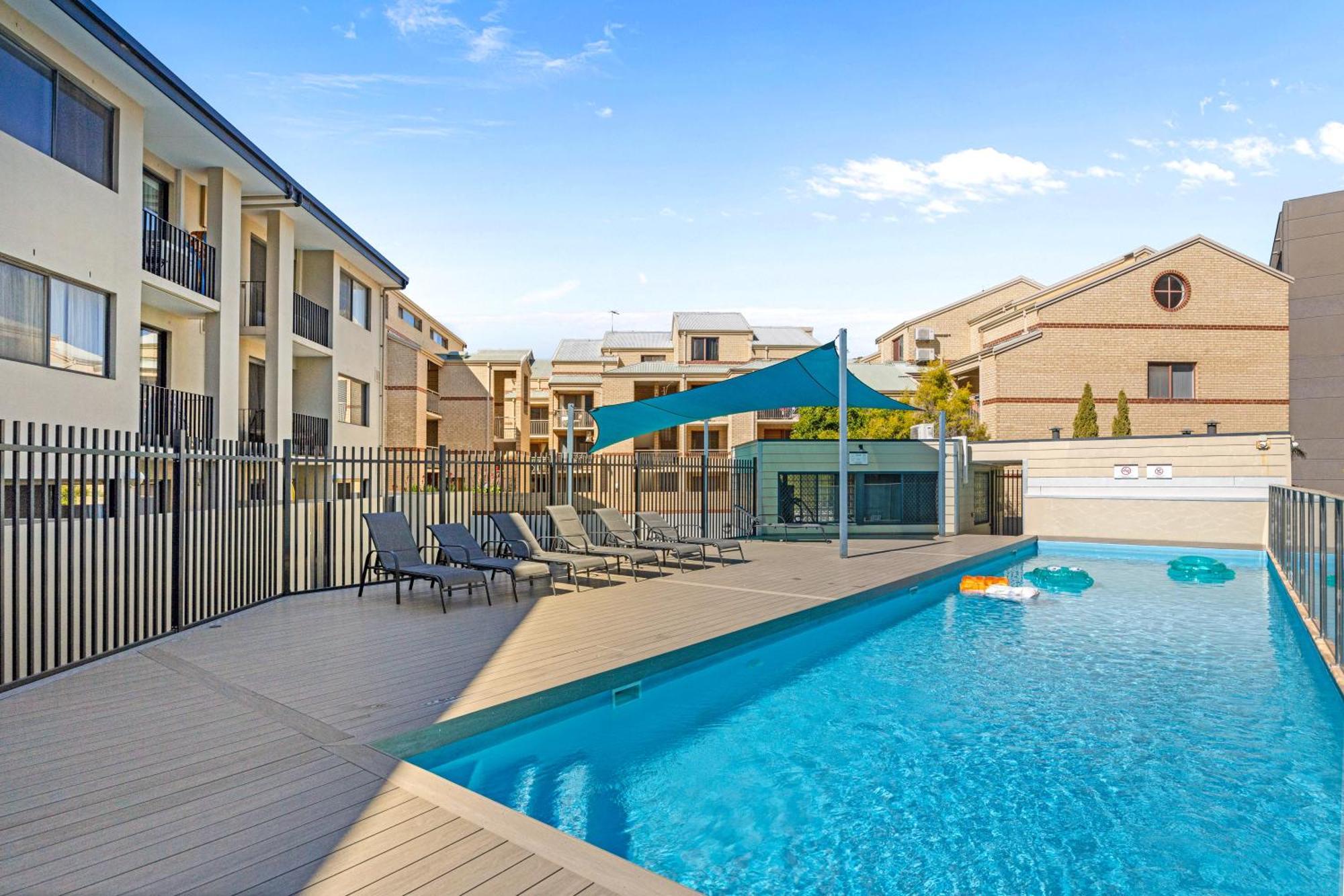 Modern 2br Pool, Gym, Parking *