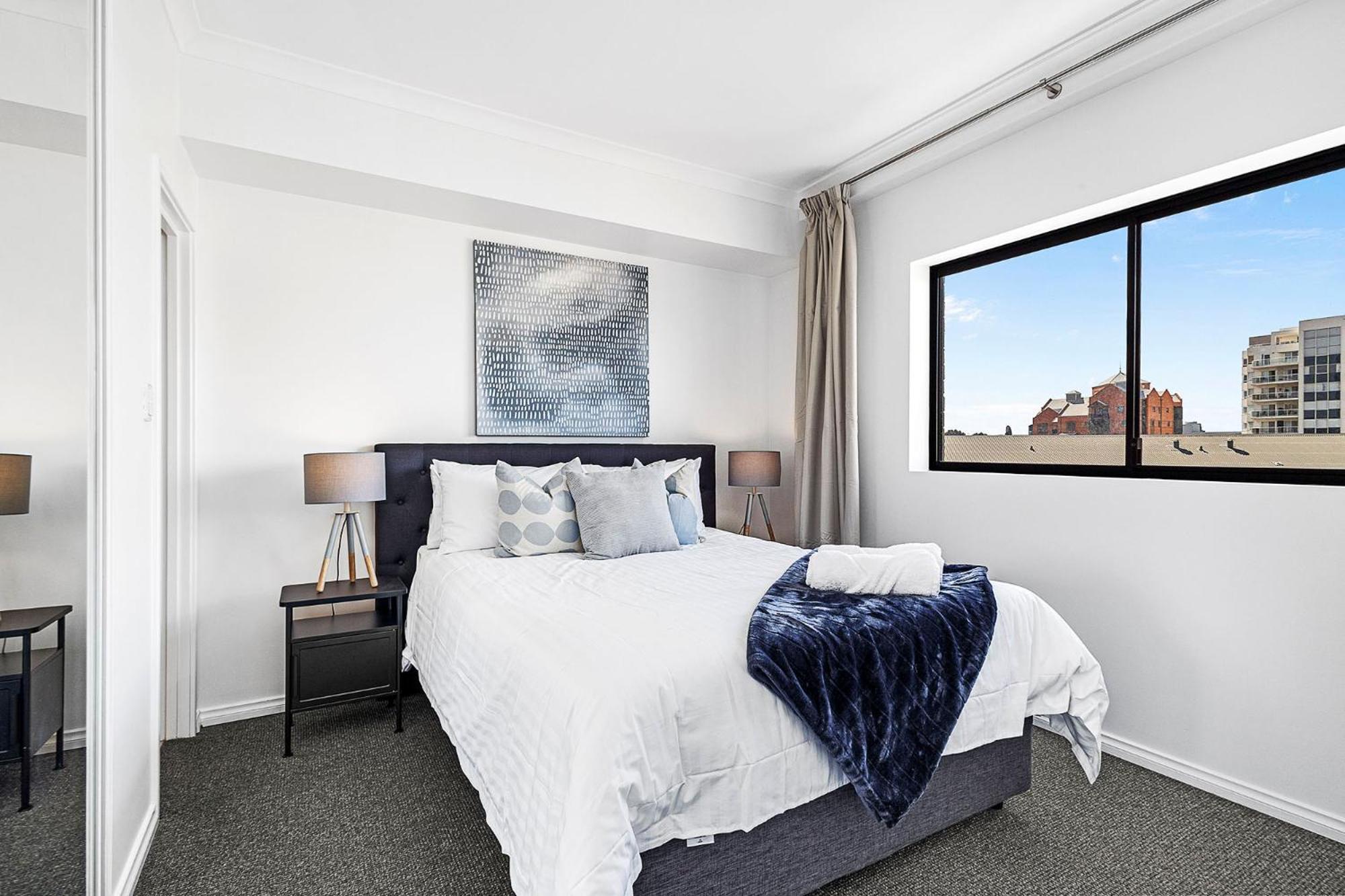 Modern 2br Pool, Gym, Parking Apartment