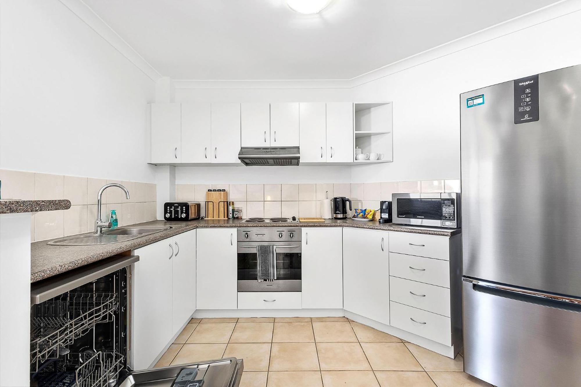 Modern 2br Pool, Gym, Parking *