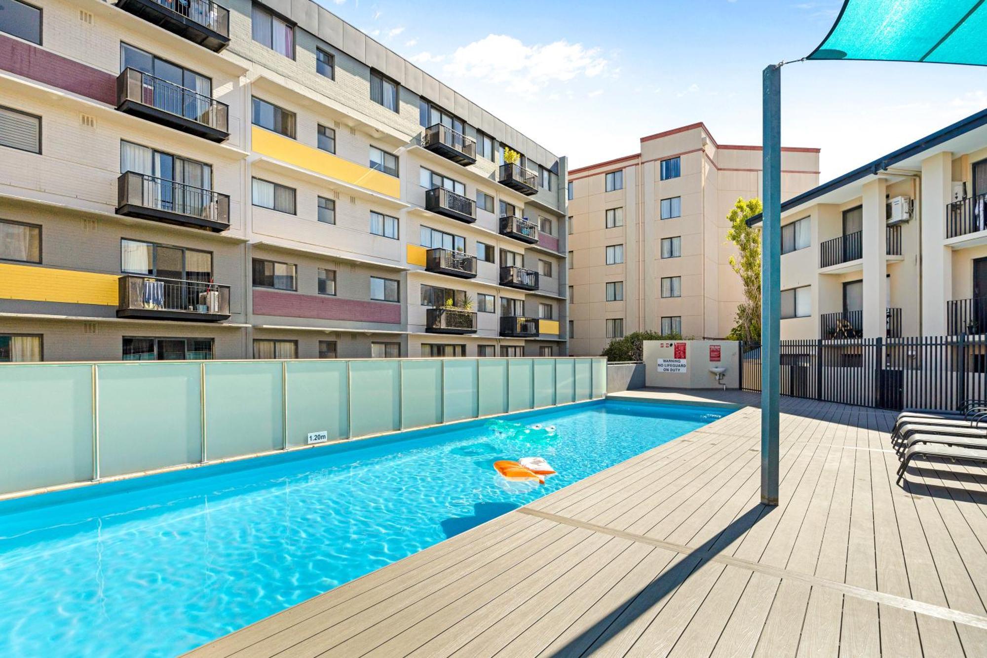 Modern 2br Pool, Gym, Parking Perth