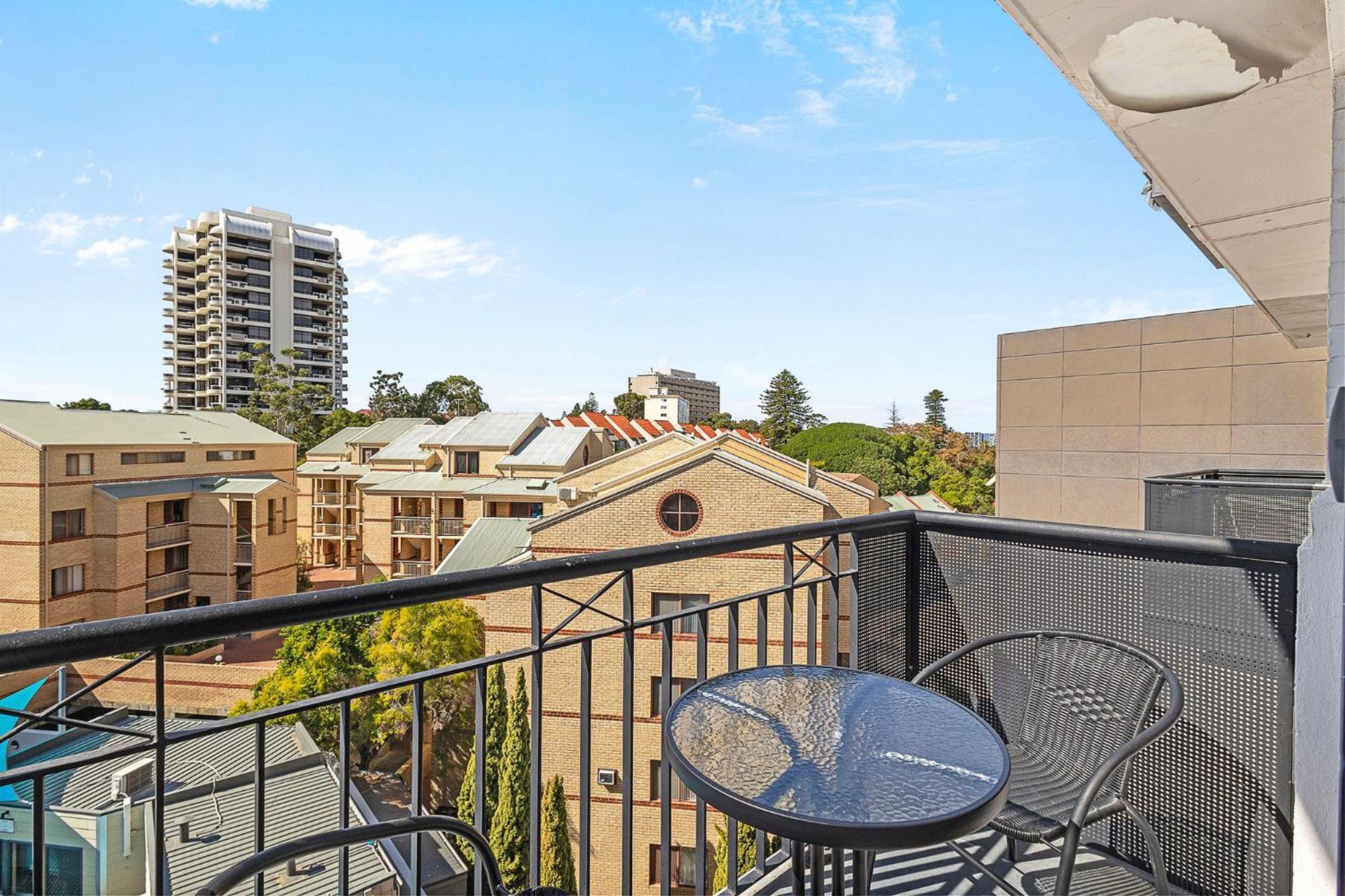 Apartment Modern 2br Pool, Gym, Parking