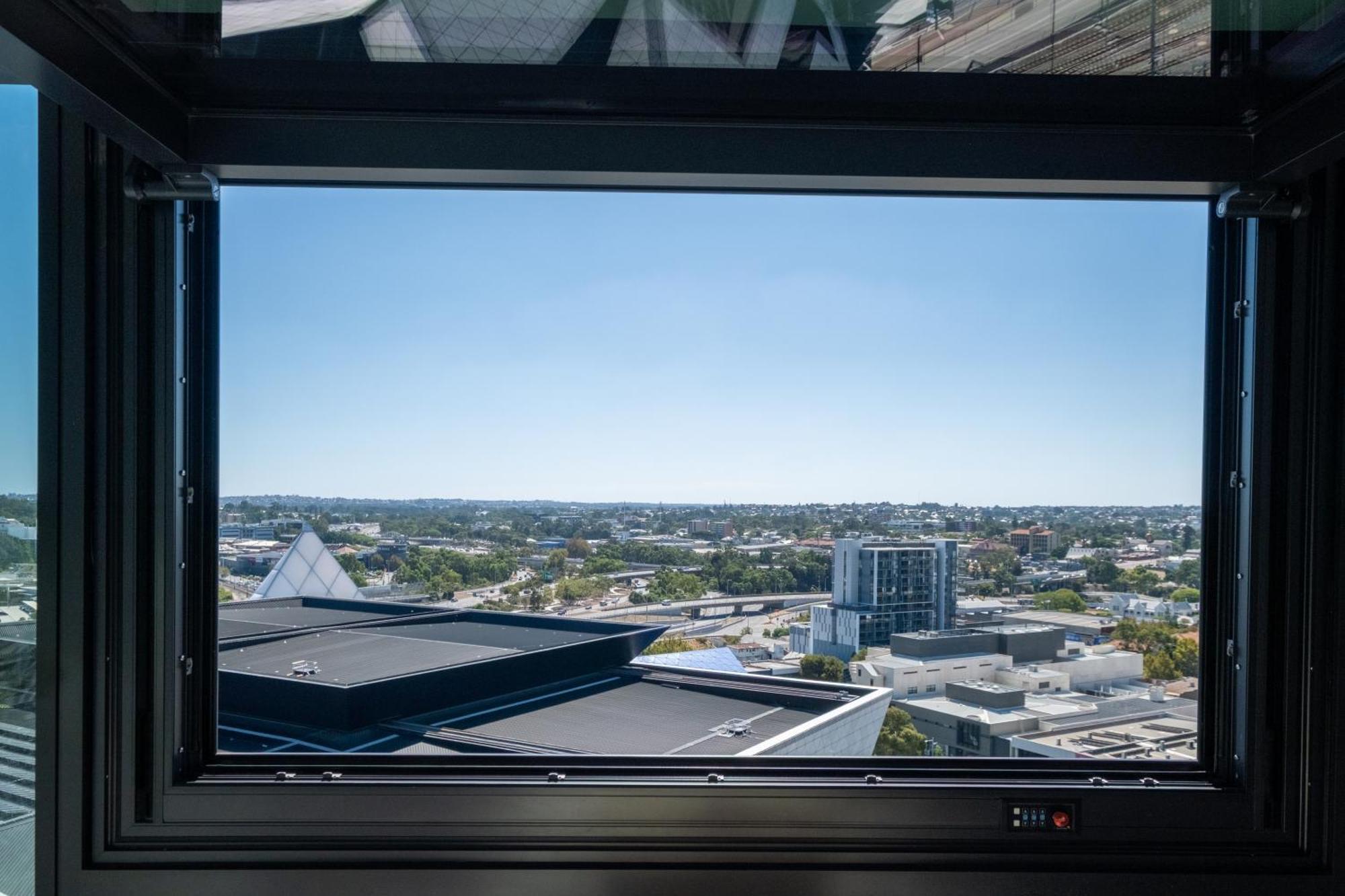 Luxury Downtown - Sunset Views, Pool & Gym Apartment