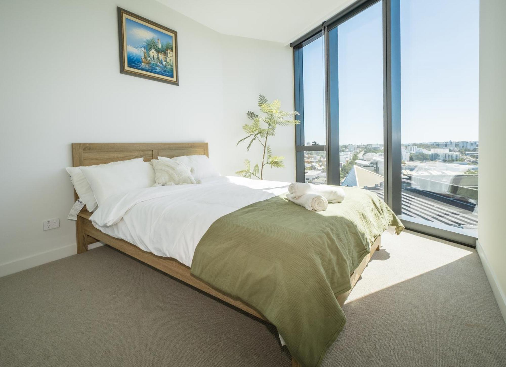 Luxury Downtown - Sunset Views, Pool & Gym