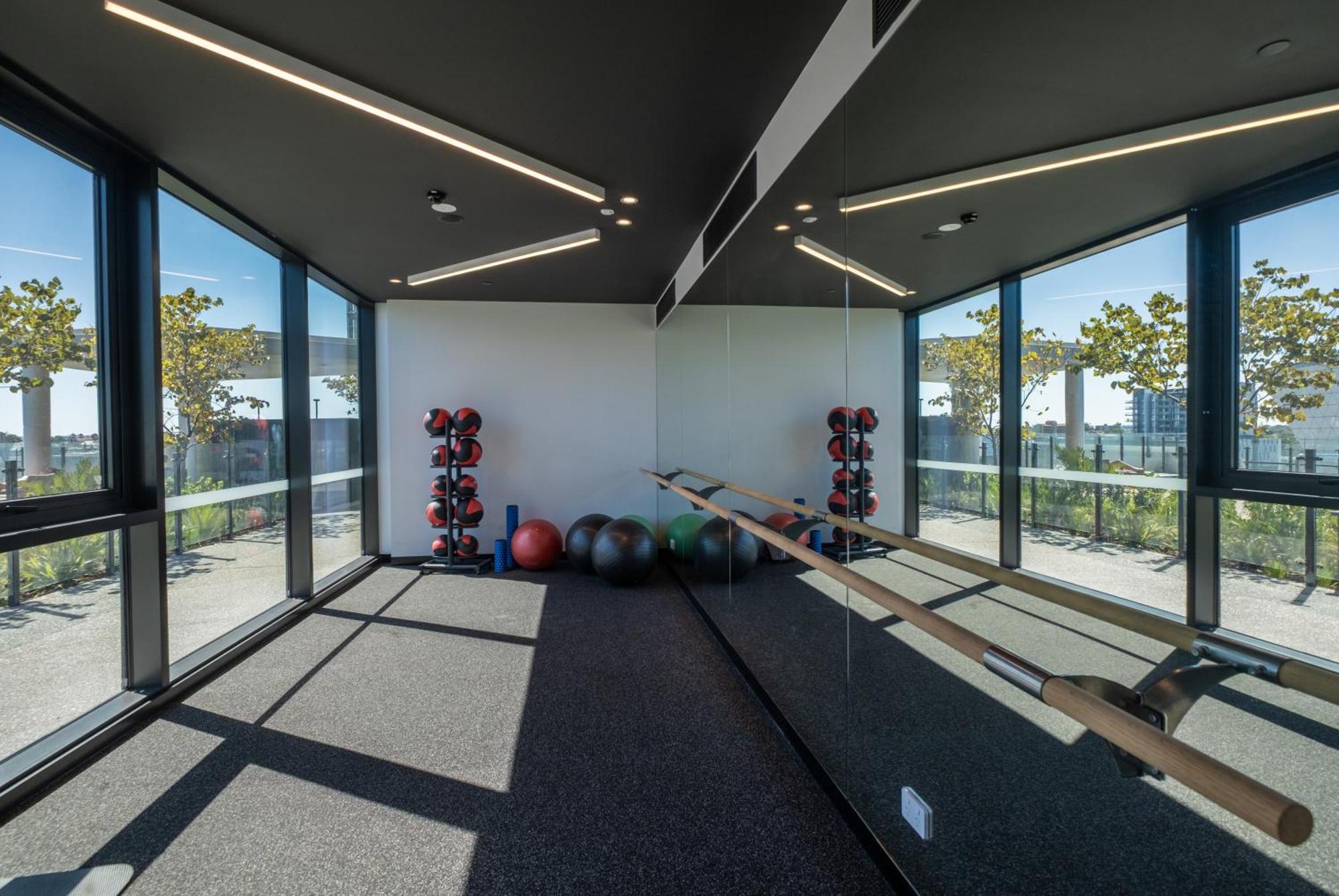 Luxury Downtown - Sunset Views, Pool & Gym Perth