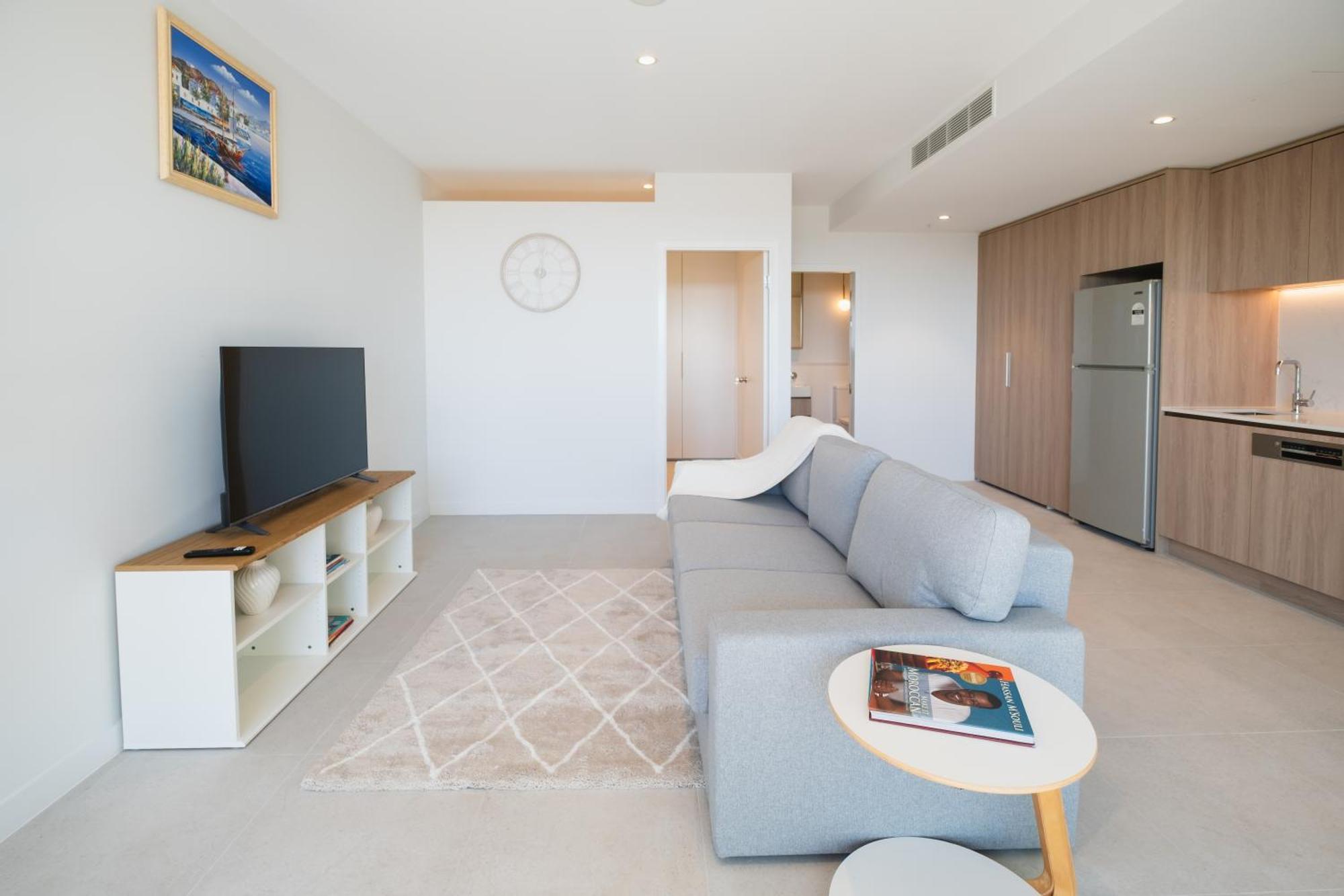 Luxury Downtown - Sunset Views, Pool & Gym Apartment