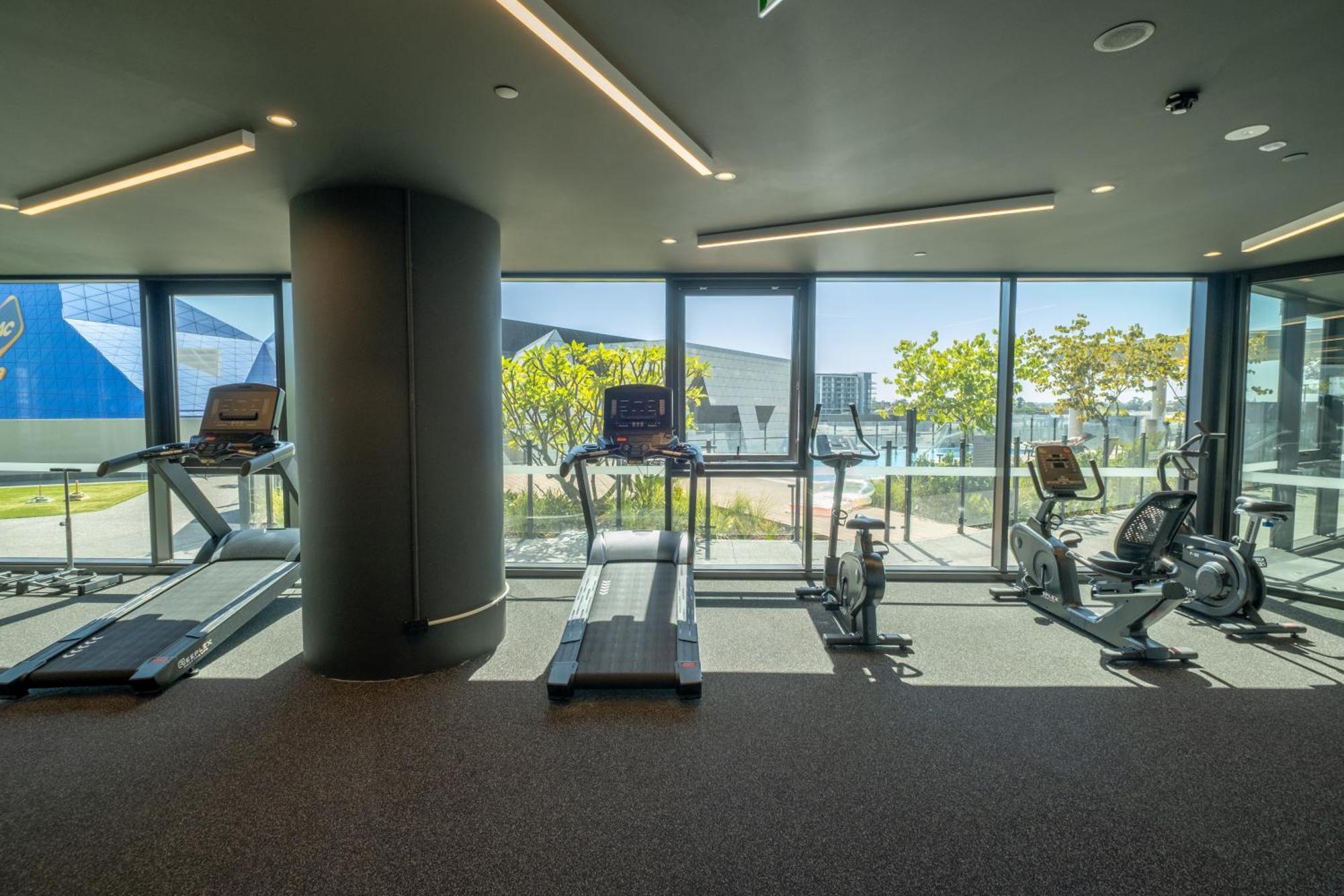 Luxury Downtown - Sunset Views, Pool & Gym *