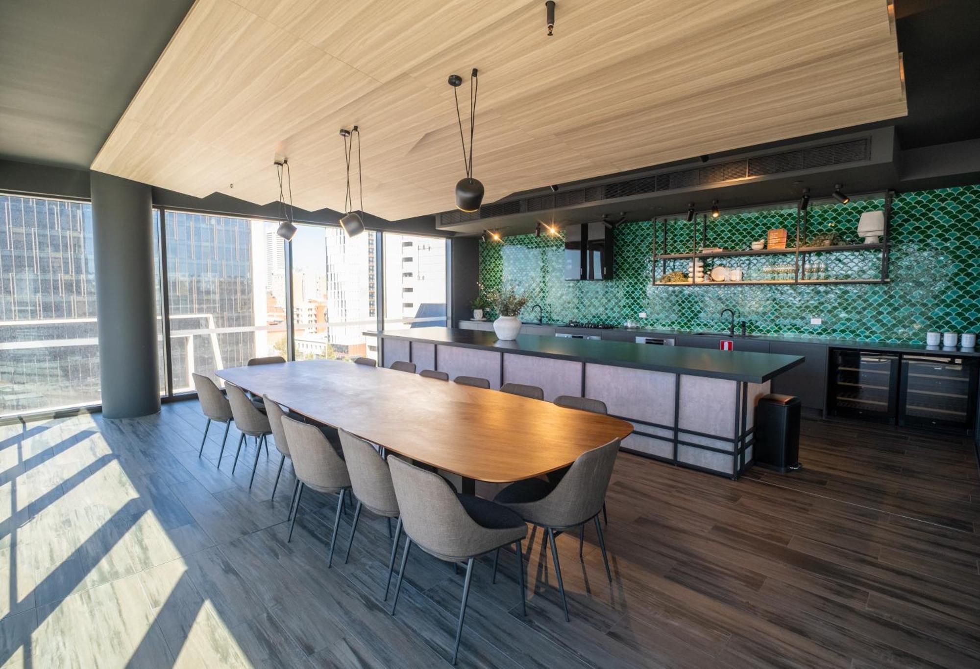 Luxury Downtown - Sunset Views, Pool & Gym Apartment *