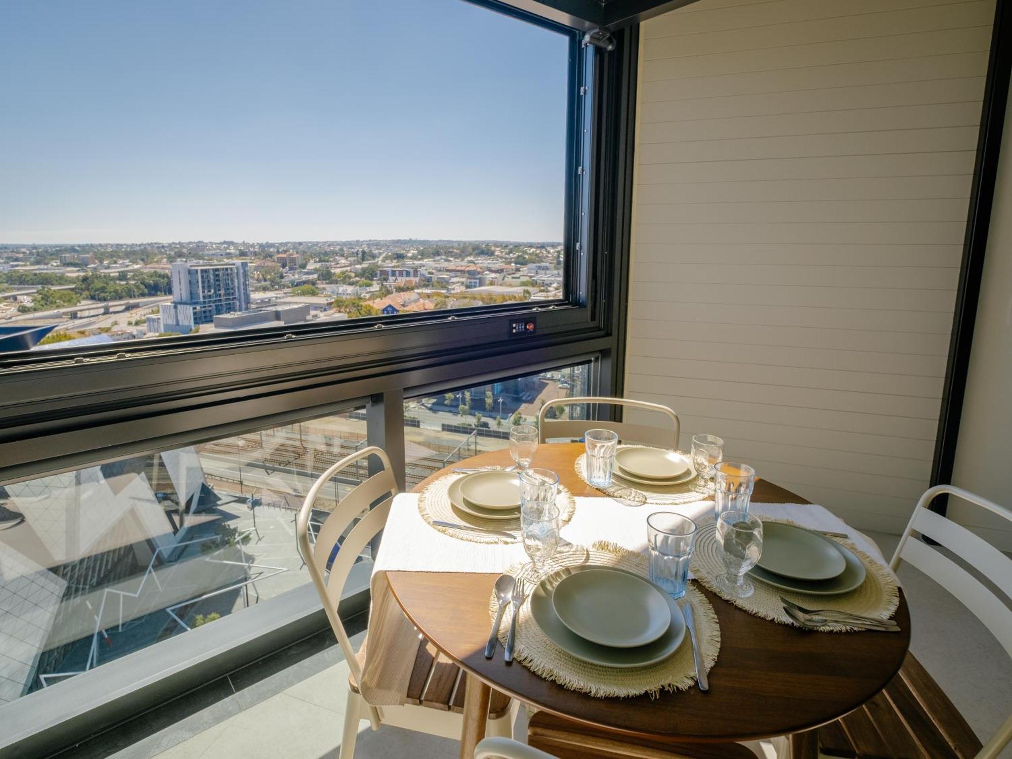 Luxury Downtown - Sunset Views, Pool & Gym * Perth