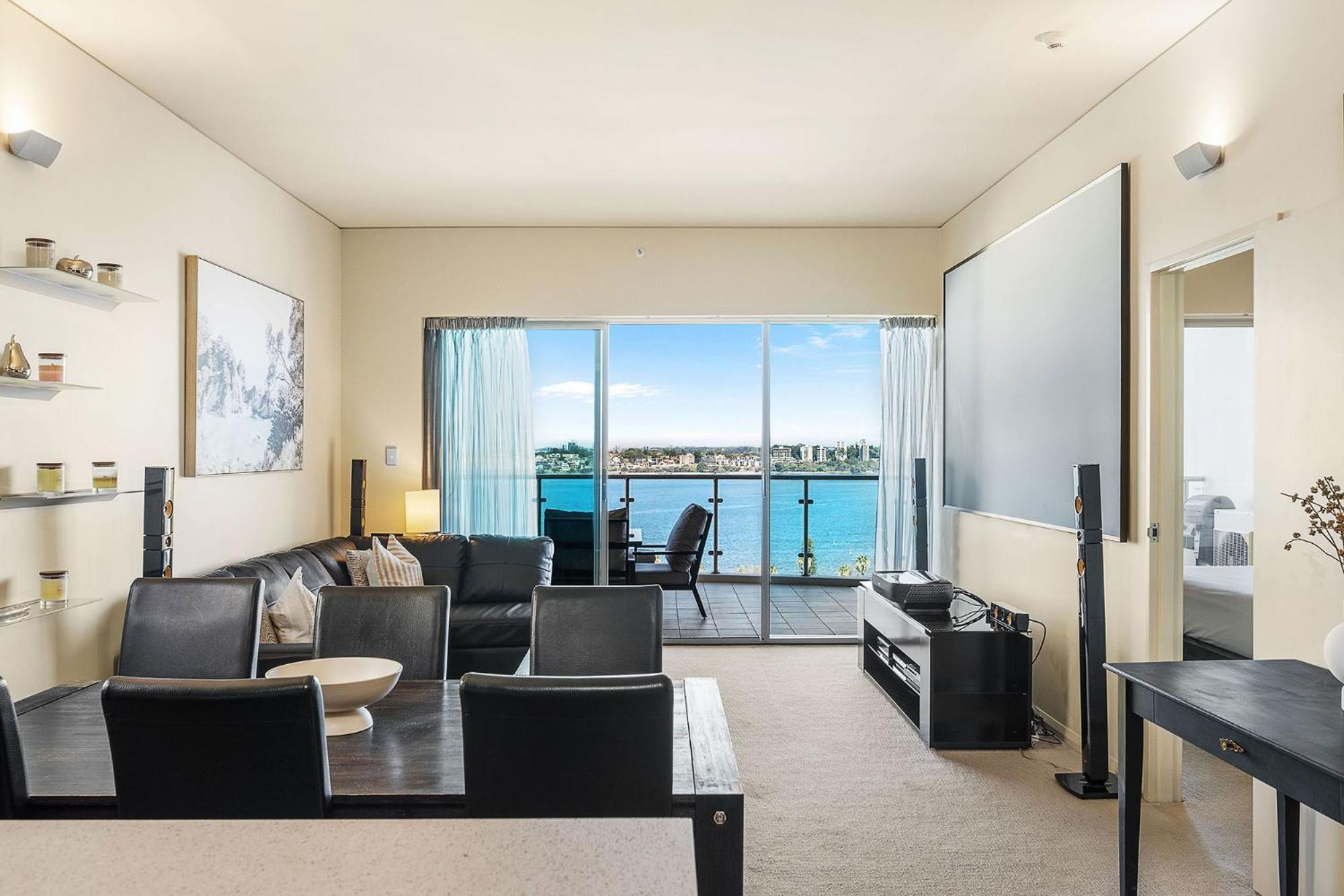 Executive Riverfront Retreat With Stunning Views *
