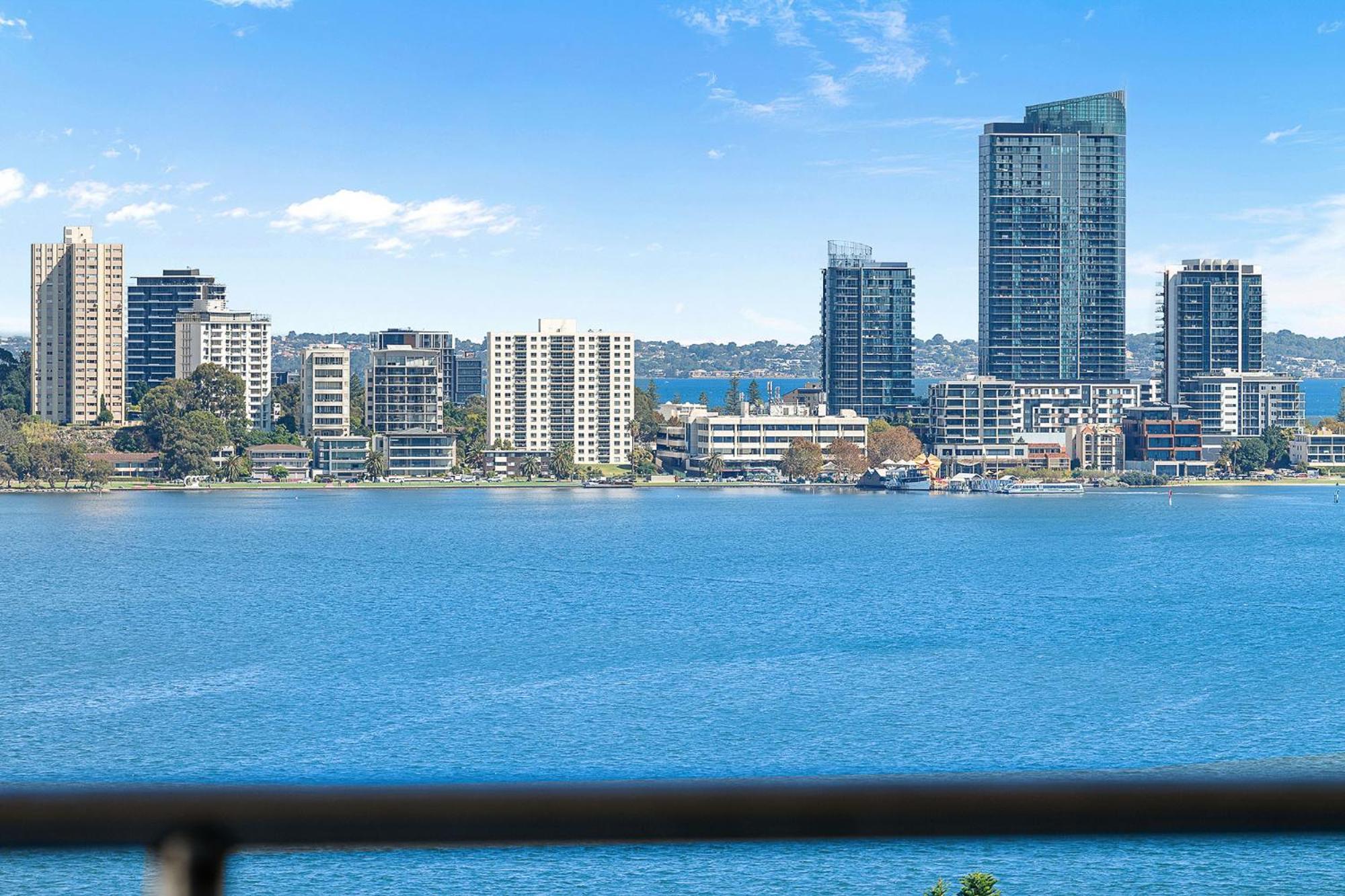 Apartment Executive Riverfront Retreat With Stunning Views
