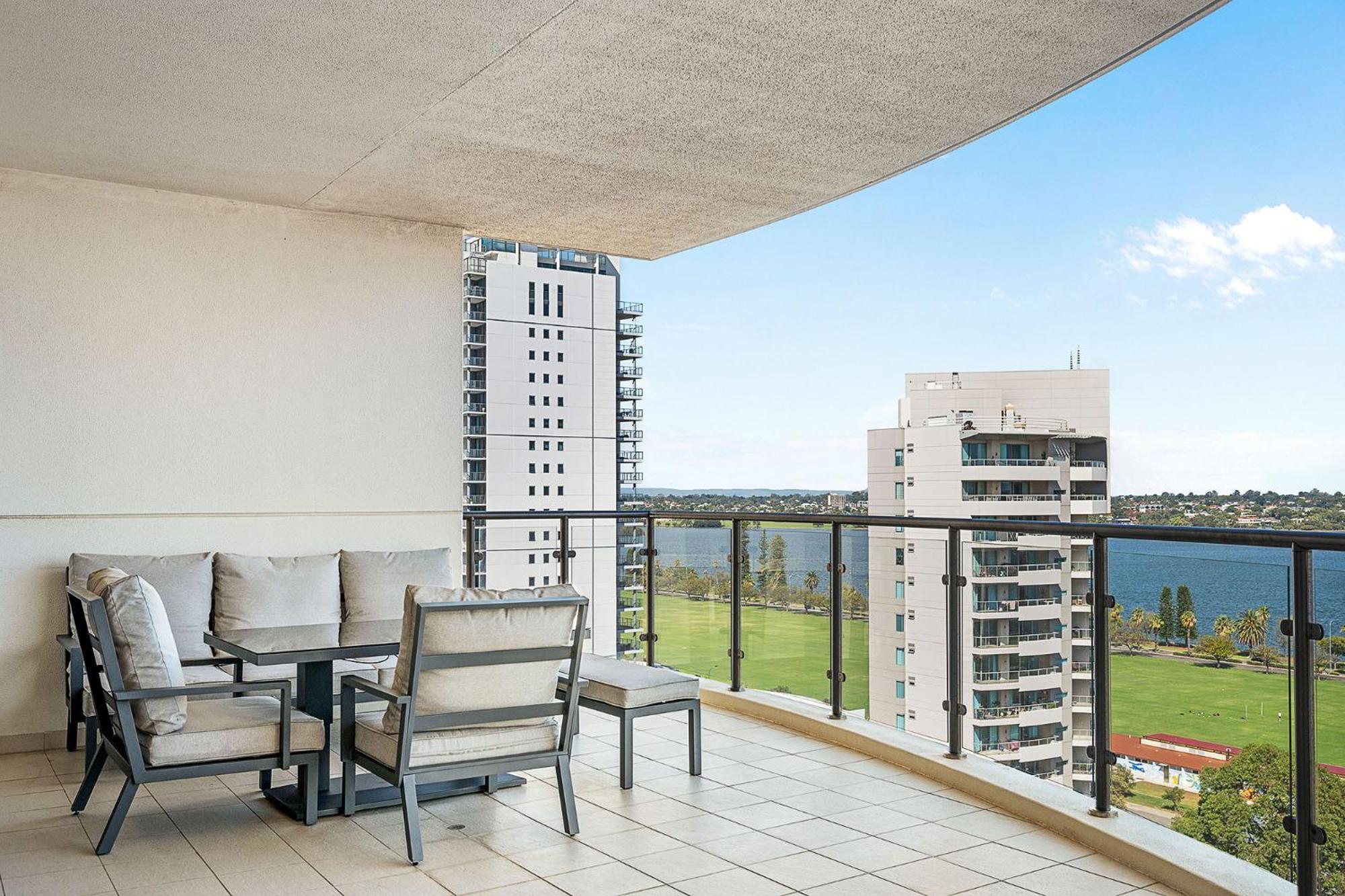 Executive Riverfront Retreat With Stunning Views Perth