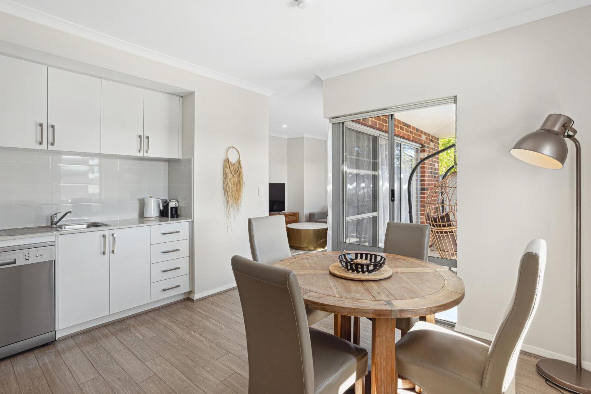 Tranquil Tree Views 2 Bedroom 2 Bathroom Holiday home Perth