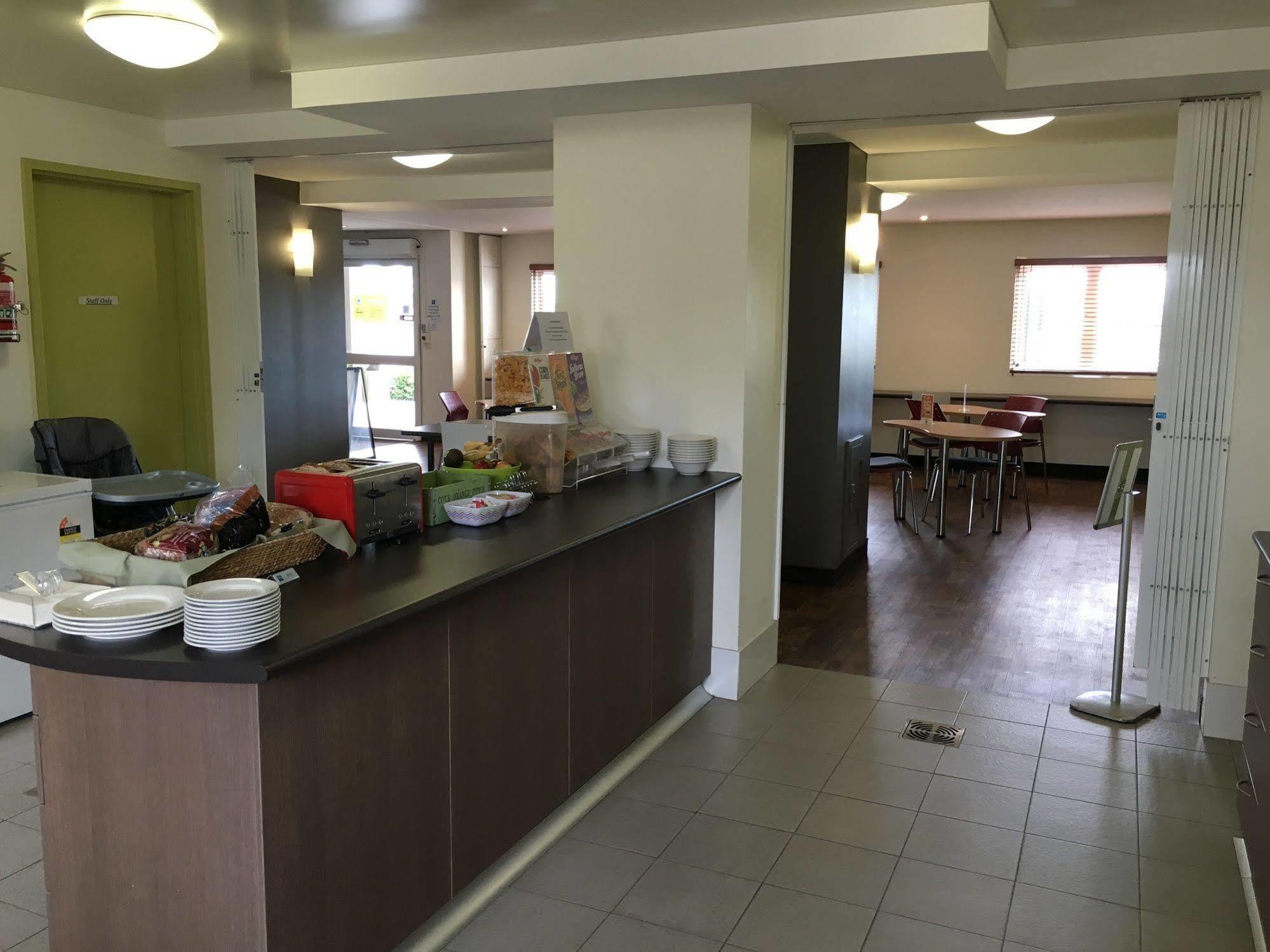 Hotel Ibis Budget Airport 3*