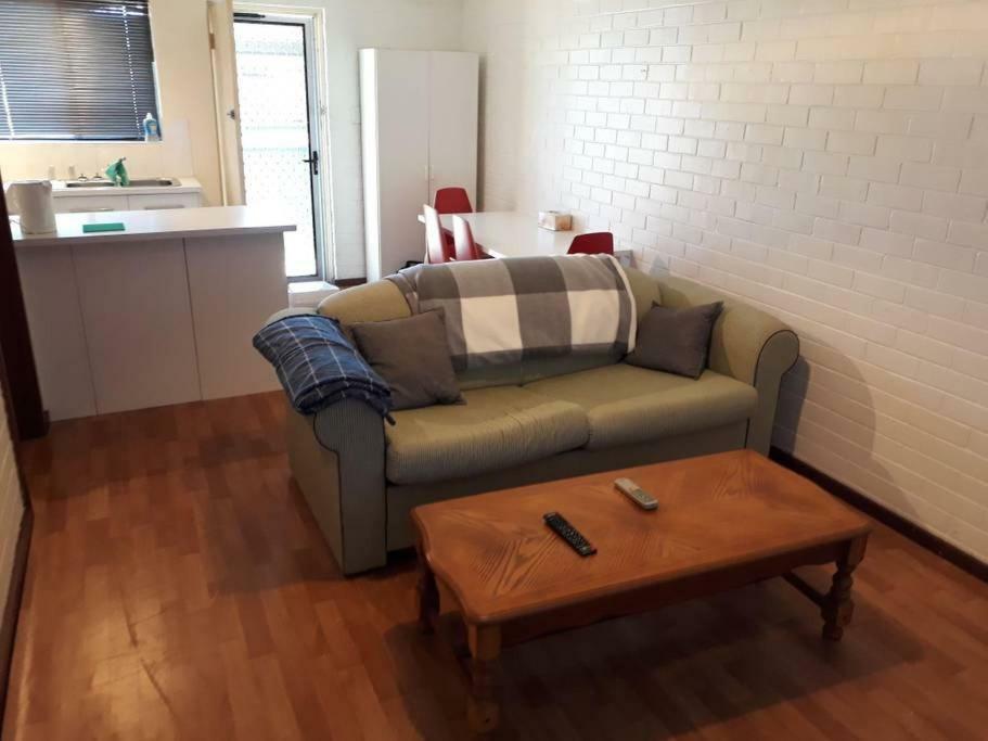 Dianella - Affordable & Comfortable Close To The City & Shops Apartment *