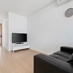 2X2 Modern Apartment Near Airport And City