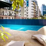 City & Lakeside With Free Parking, Pool And 10 Mins Walk Into The City