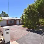 Entire House Close To Perth Airport And City