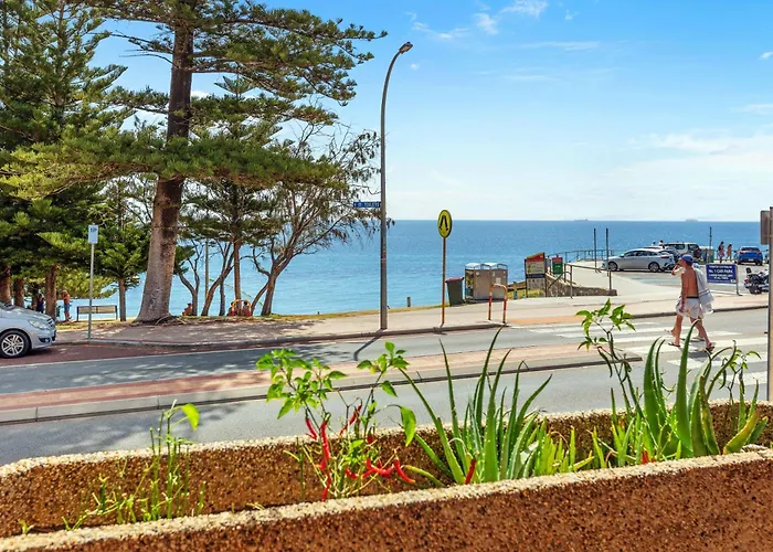 10 Cottesloe - Steps From Beach - Sleeps 3-Wifi