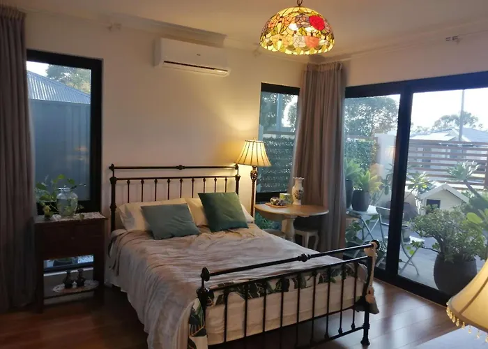 Private & Cosy! Master Bedroom In Perth With Garden View