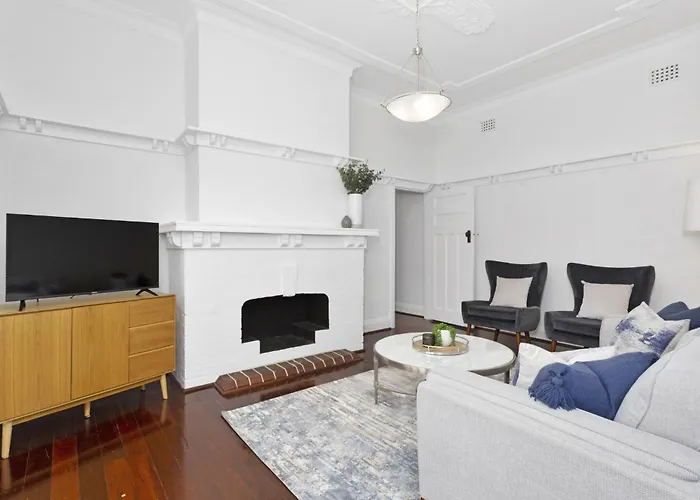 Elegant Art Deco Semi Detached 2-Bed Home By Parks