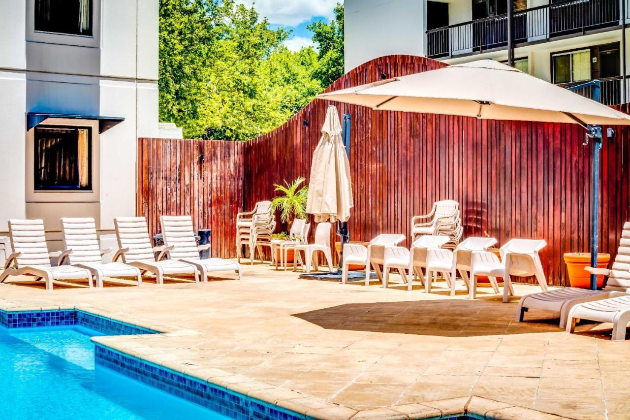 2 Paradise Pool Parking Huge 1br Cbd Apartment